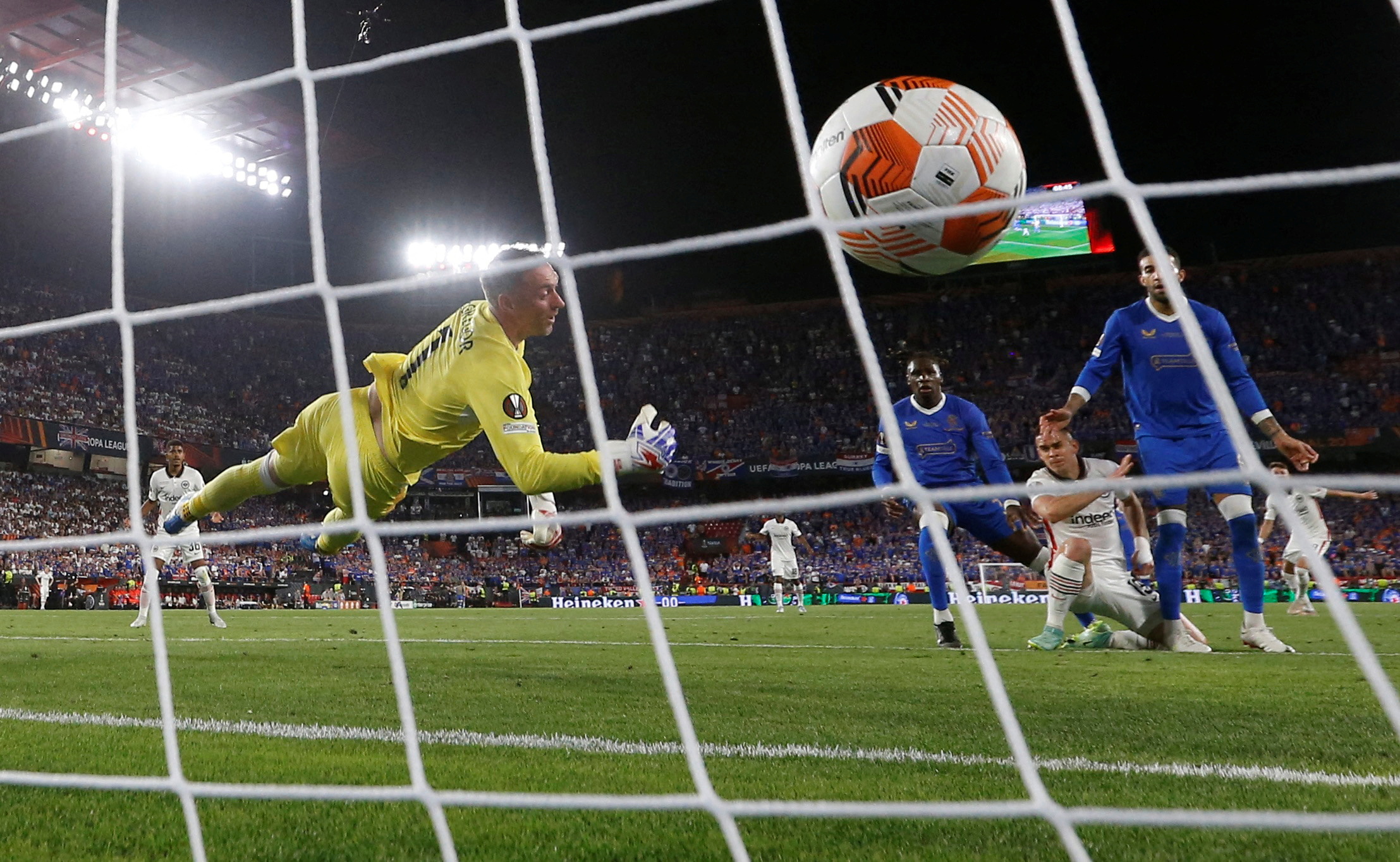 Rafa primero convirtió el gol del empate para los alemanes (REUTERS/Matthew Childs)