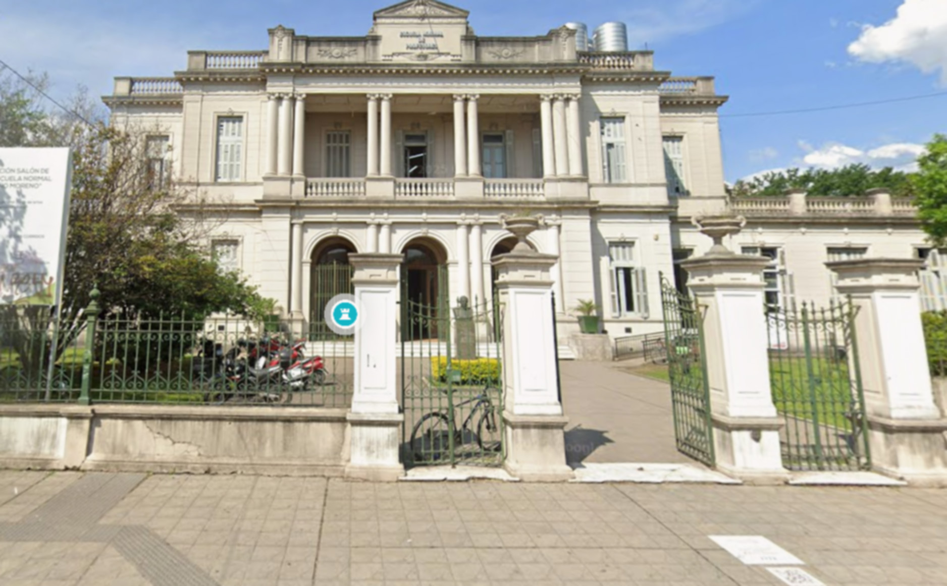 Dos adolescentes se pelearon a la salida de un colegio y apuntan contra una auxiliar escolar por incitar a la violencia