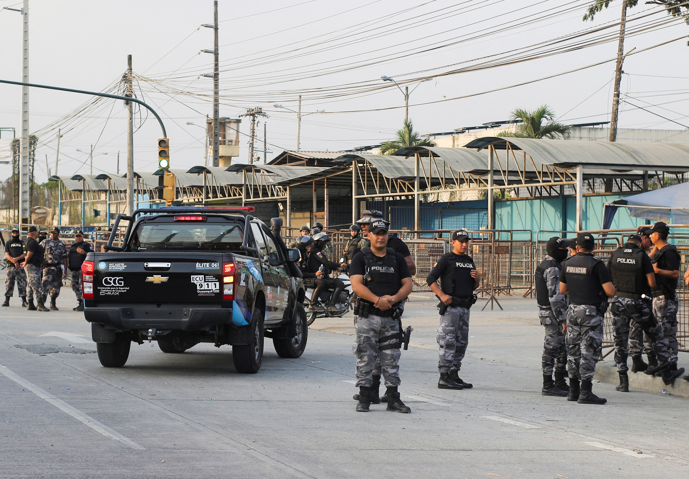 La policía hace guardia durante un motín en una prisión en Guayaquil, Ecuador, 5 de octubre de 2022. REUTERS/Gerardo Menoscal
