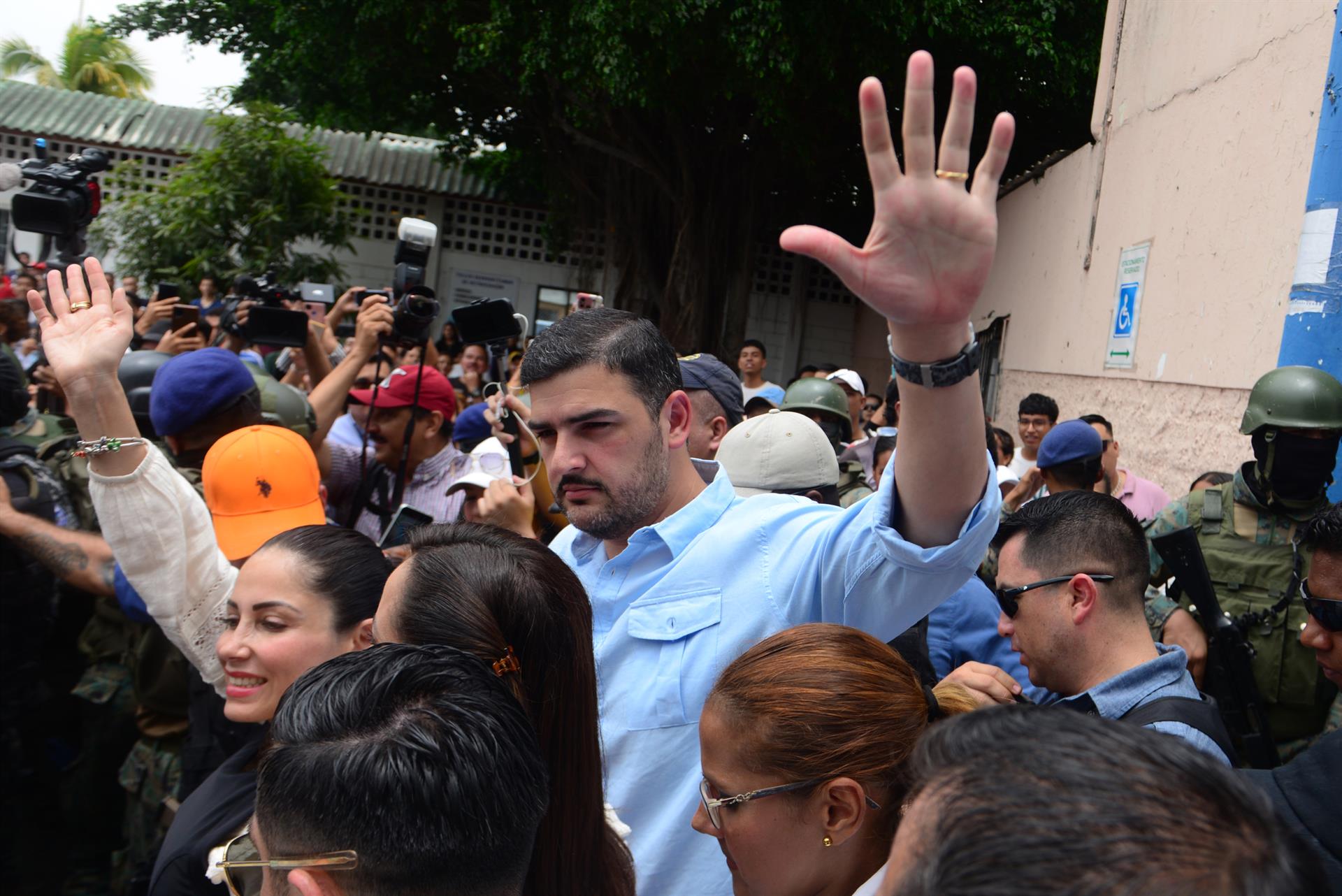 “¿El gobernador no puede venir a hablar?”: una familiar de policía suplicó de rodillas por aumento en la protesta