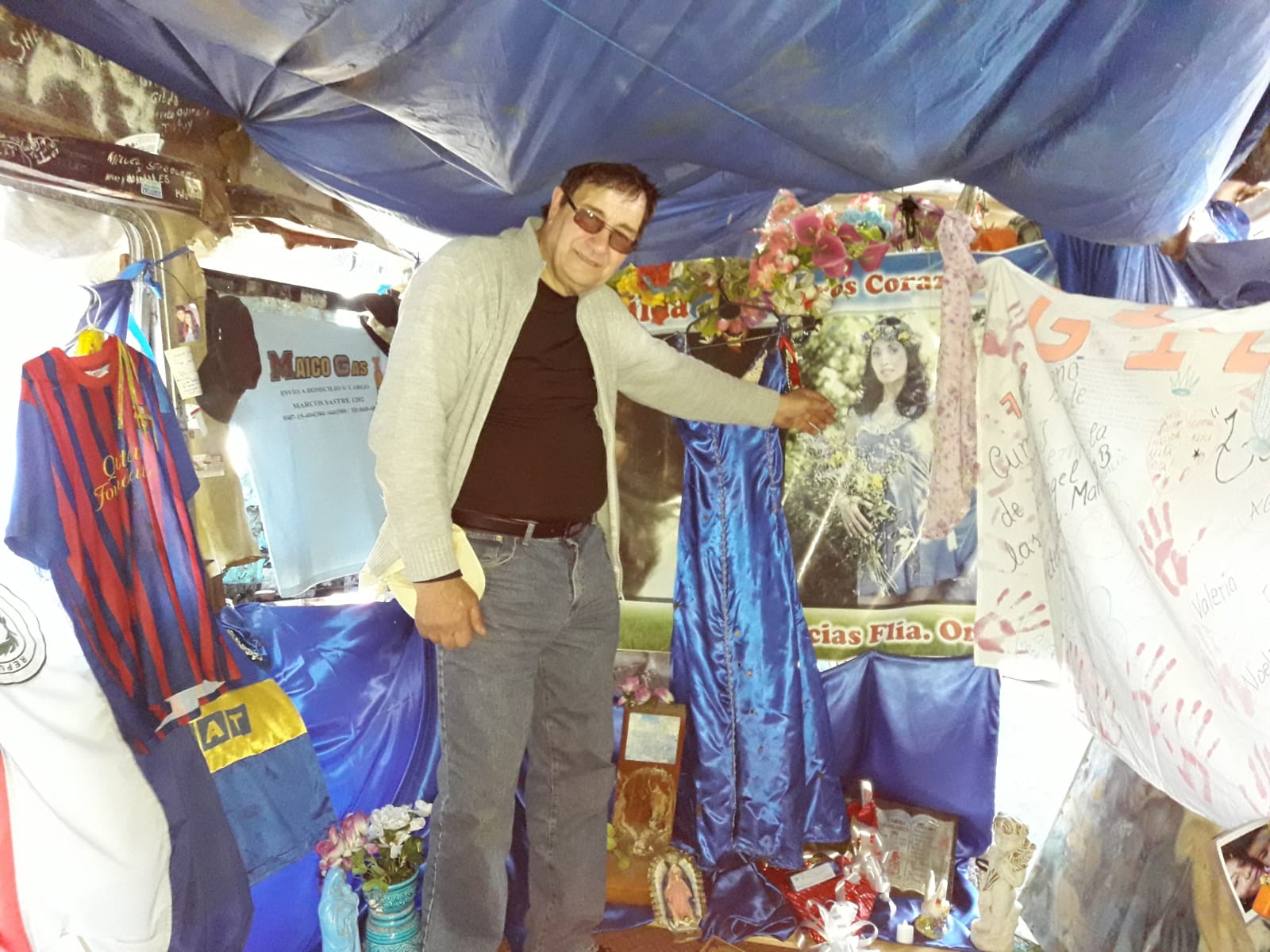 Rubén Cuesta en el santuario de la cantante en Ceibas, Entre Ríos, a la vera de la Ruta 12 donde ocurrió el accidente