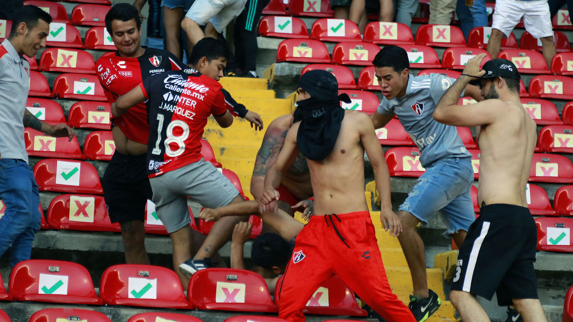 Dos presuntos criminales habrían estado al interior del estadio al momento de la trifulca (Foto: AFP)