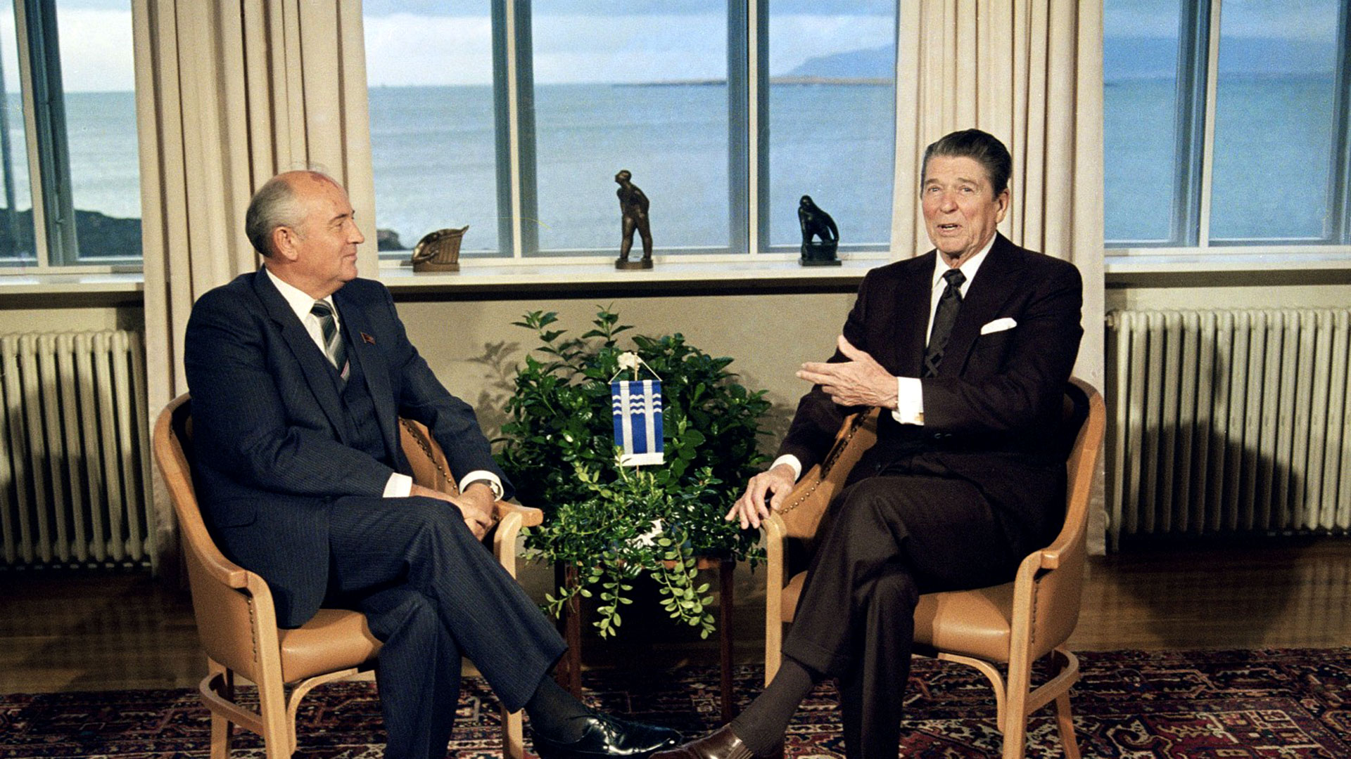 Reagan juraba que algunos de sus chistes sangrientos sobre la URSS, se los había contado a Gorbachov, ya secretario general del PC de la URSS, con quien mantenía una muy buena relación (AP)