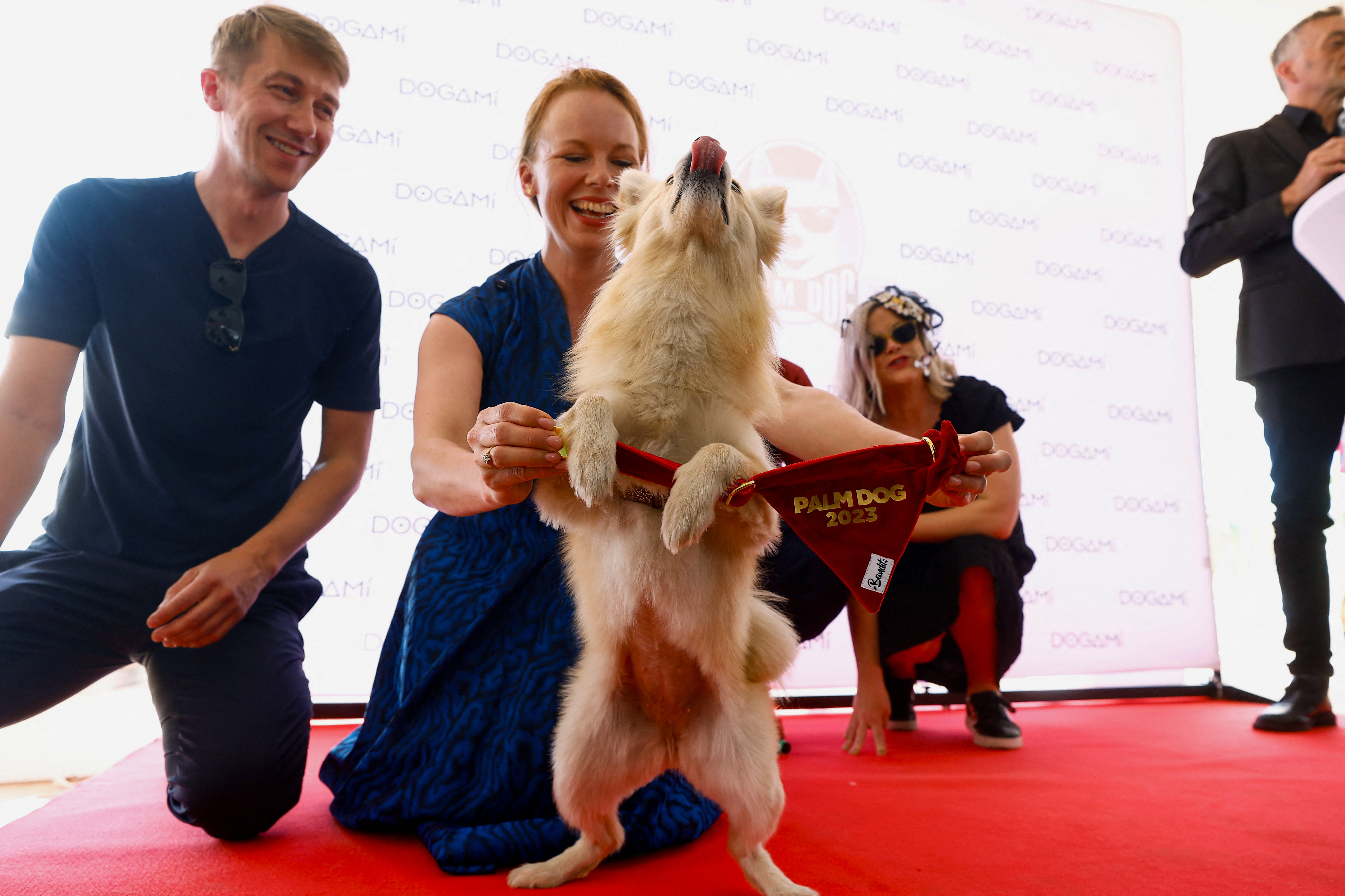 Alma Poysti y Jussi Vatanen posan con Bijou, el perro que recibe el premio Grand Prix Palm Dog en nombre del perro llamado Chaplin en la película "Kuolleet lehdet"  (Fallen Leaves - Les feuilles mortes) (REUTERS/Eric Gaillard)