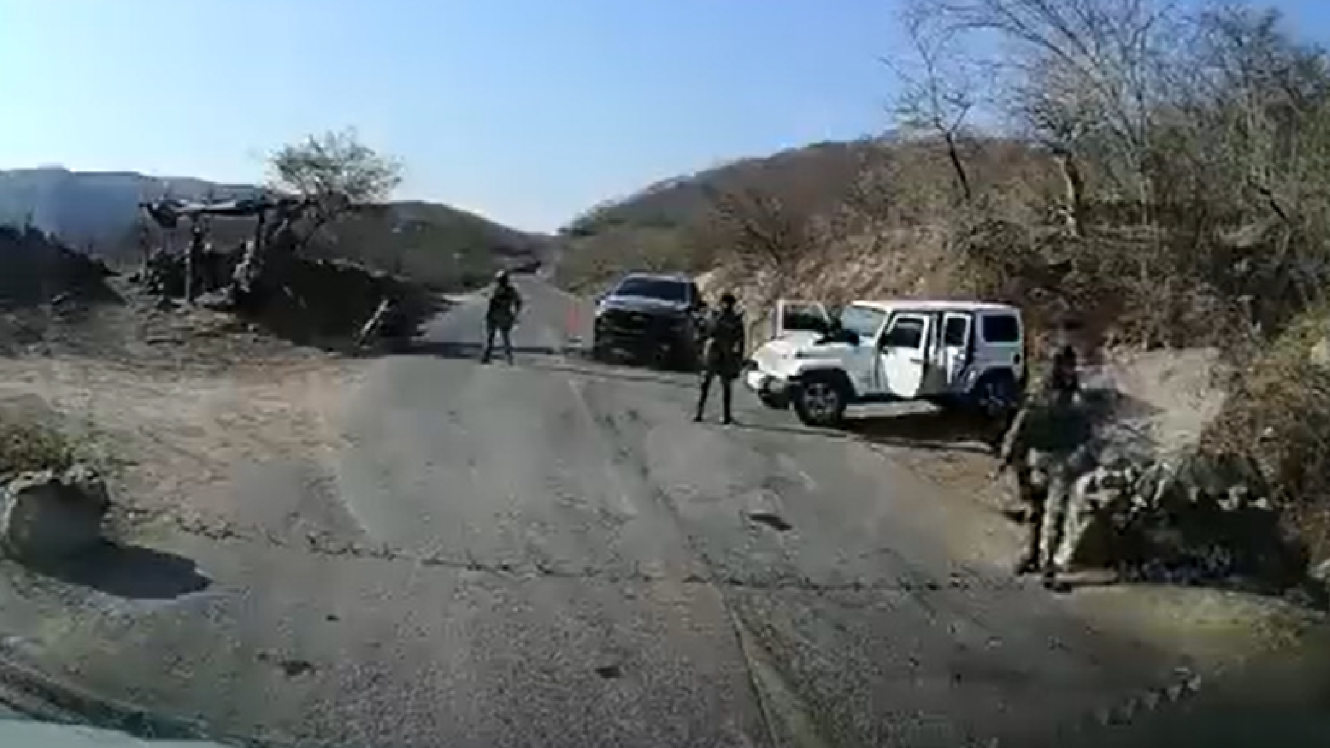 AMLO minimizó el retén que instalaron alrededor de 10 sujetos armados sobre la carretera Badiraguato-Guadalupe y Calvo (Captura de pantala: Video/El Universal)