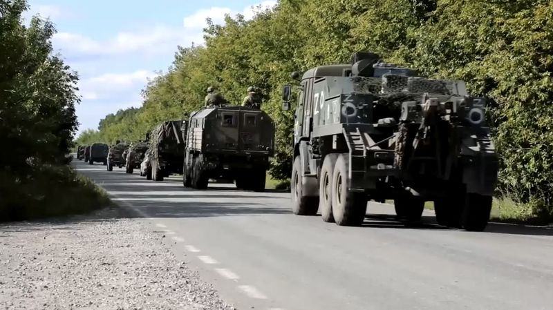 Foto de archivo tomada de un video del Ministerio de Defensa de Rusia que muestra una caravana militar (Russian Defence Ministry/Handout via REUTERS)