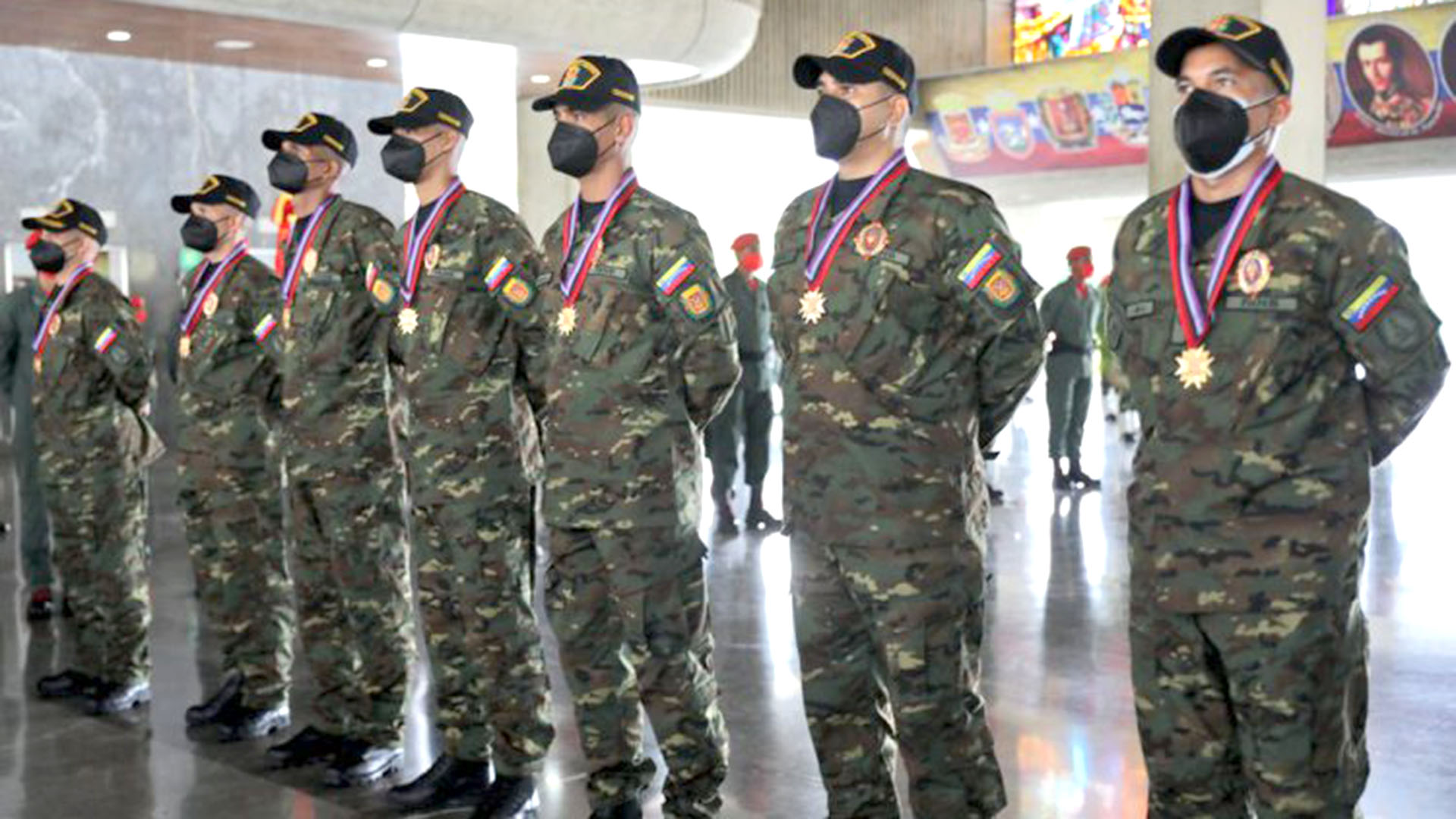 Condecorados los ocho militares que habían sido secuestrados por las FARC