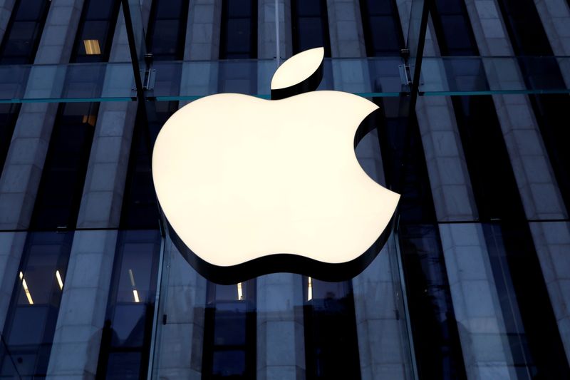 FOTO DE ARCHIVO. El logo de Apple puede verse a la entrada de una tienda en 5th Avenue en Manhattan, Nueva York. REUTERS/Mike Segar