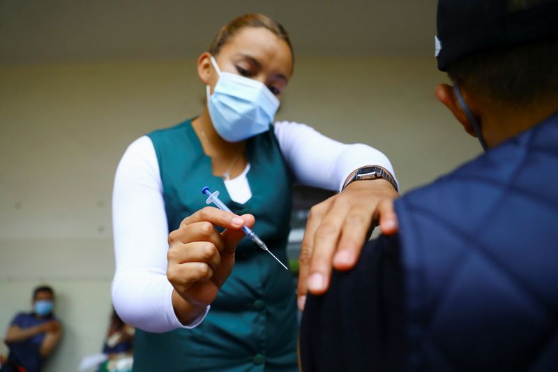 Una enfermera aplica una dosis de la vacuna Pfizer-BioNTech contra el COVID-19 en Ciudad de México, México (Foto: REUTERS / Edgard Garrido)