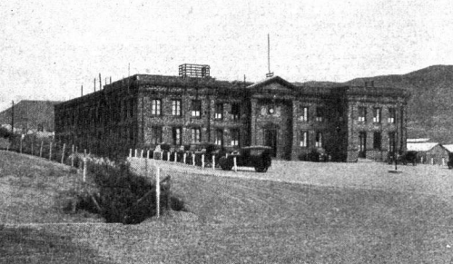 Oficinas de YPF en Comodoro Rivadavia, en una antigua fotografía de la revista Caras y Caretas.