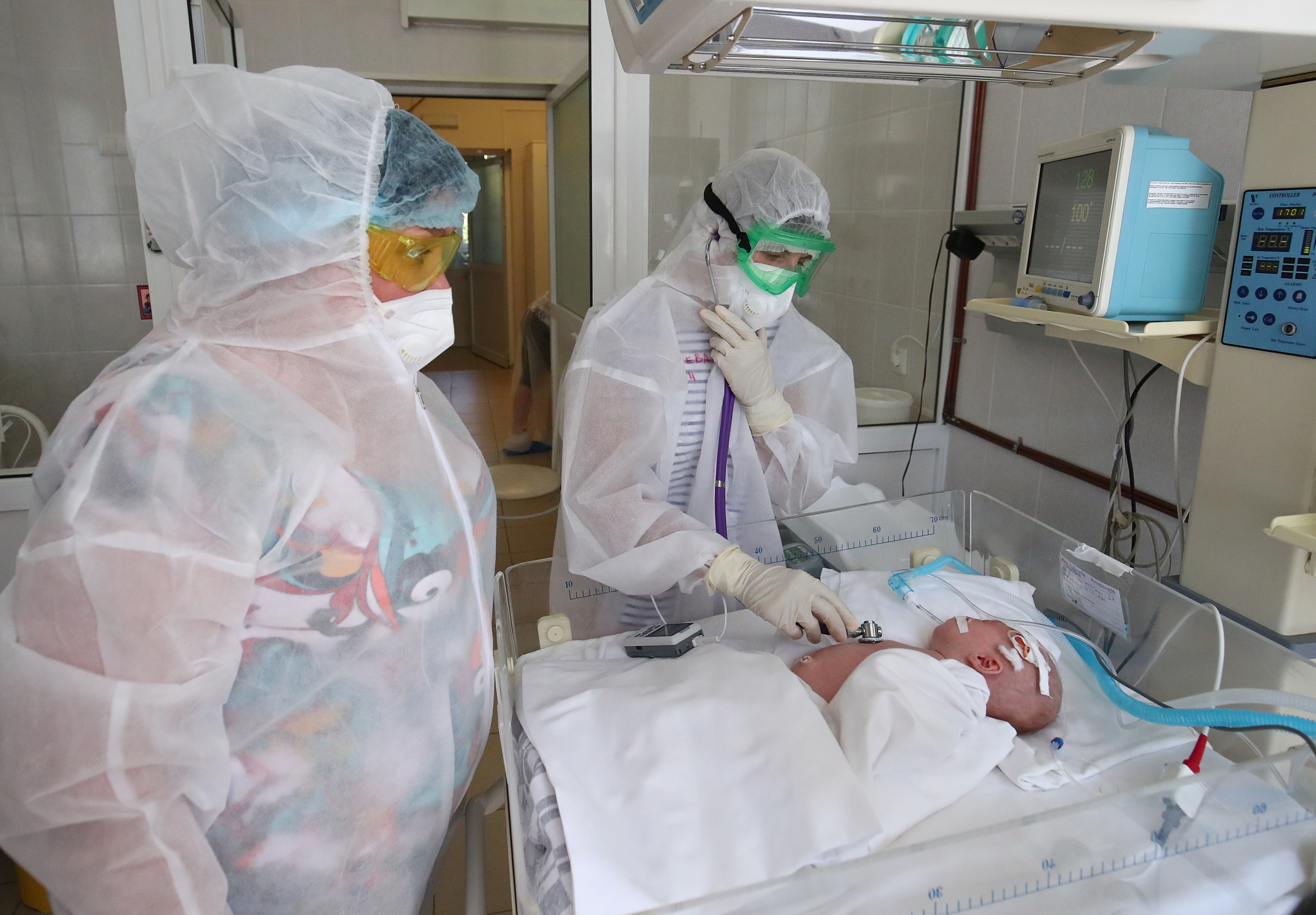 La investigación sobre los bebés pandémicos presenta un panorama mixto, y los científicos dicen que es demasiado pronto para sacar interpretaciones significativas (REUTERS)
