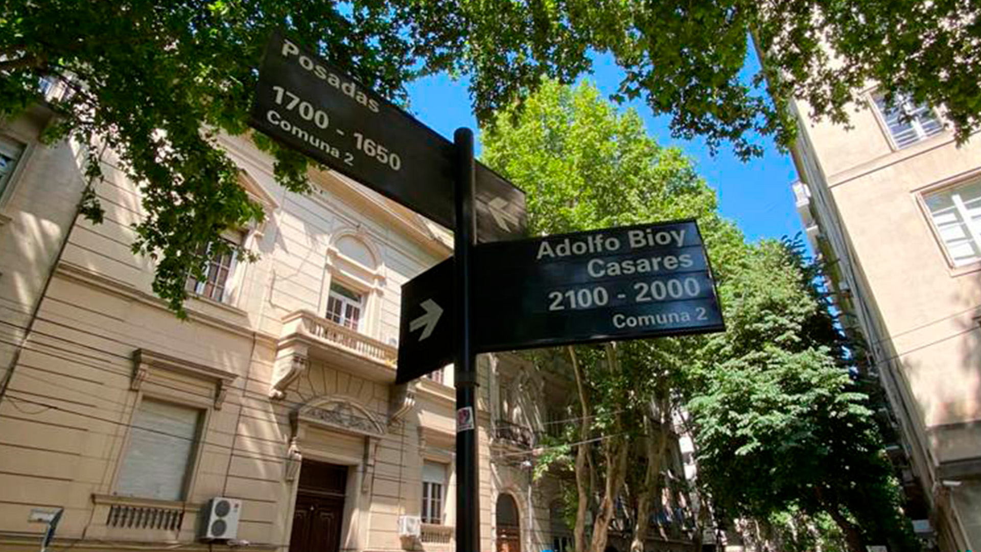 La calle Adolfo Bioy Casares le rinde homenaje justo en la esquina de la Recoleta en la que vivió junto a su esposa, Silvina Ocampo.