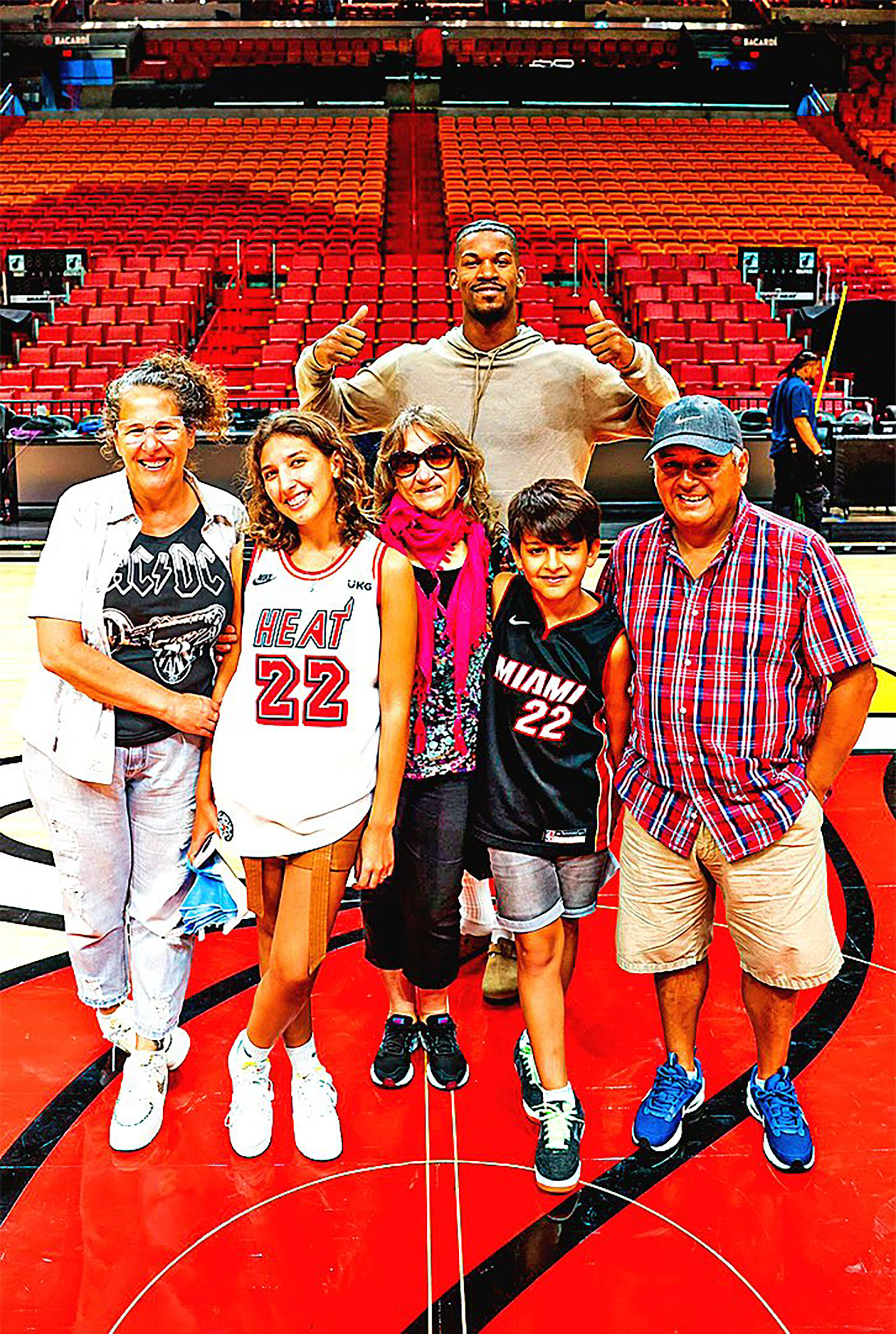 Felipe y su hermana Zoe cumplieron el sueño de conocer a Jimmy Butler, la figura de Miami Heat (@JCrossover)