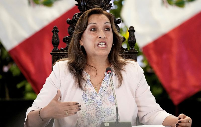 Foto de archivo. La presidenta de Perú, Dina Boluarte, se dirige a los medios de comunicación en Lima, Perú, el 29 de diciembre de 2022. REUTERS/Angela Ponce