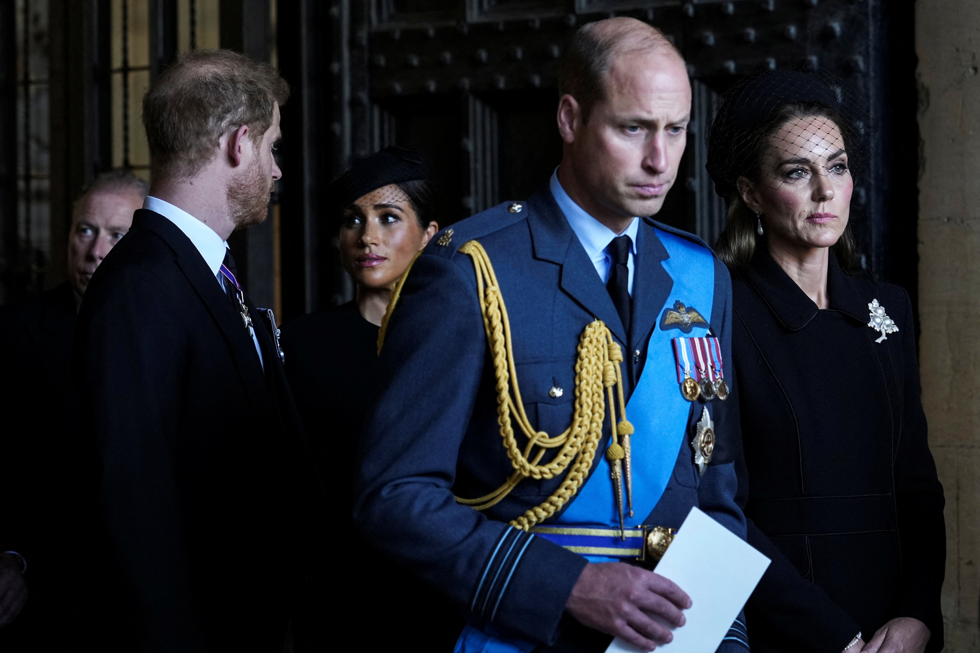 El príncipe William, segundo a la derecha, Kate, princesa de Gales, a la derecha, el príncipe Harry, a la izquierda, y Meghan, duquesa de Sussex, segunda a la izquierda, se van después de presentar sus respetos a la reina Isabel II en Westminster Hall, en Londres, miércoles 14 de septiembre de 2022 (Reuters)