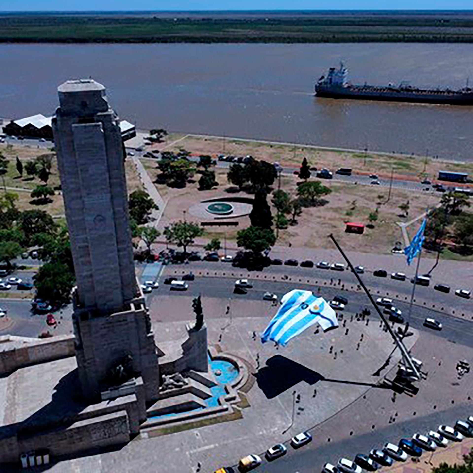 La camiseta gigante que flamea frente al Monumento de la Bandera en Rosario
