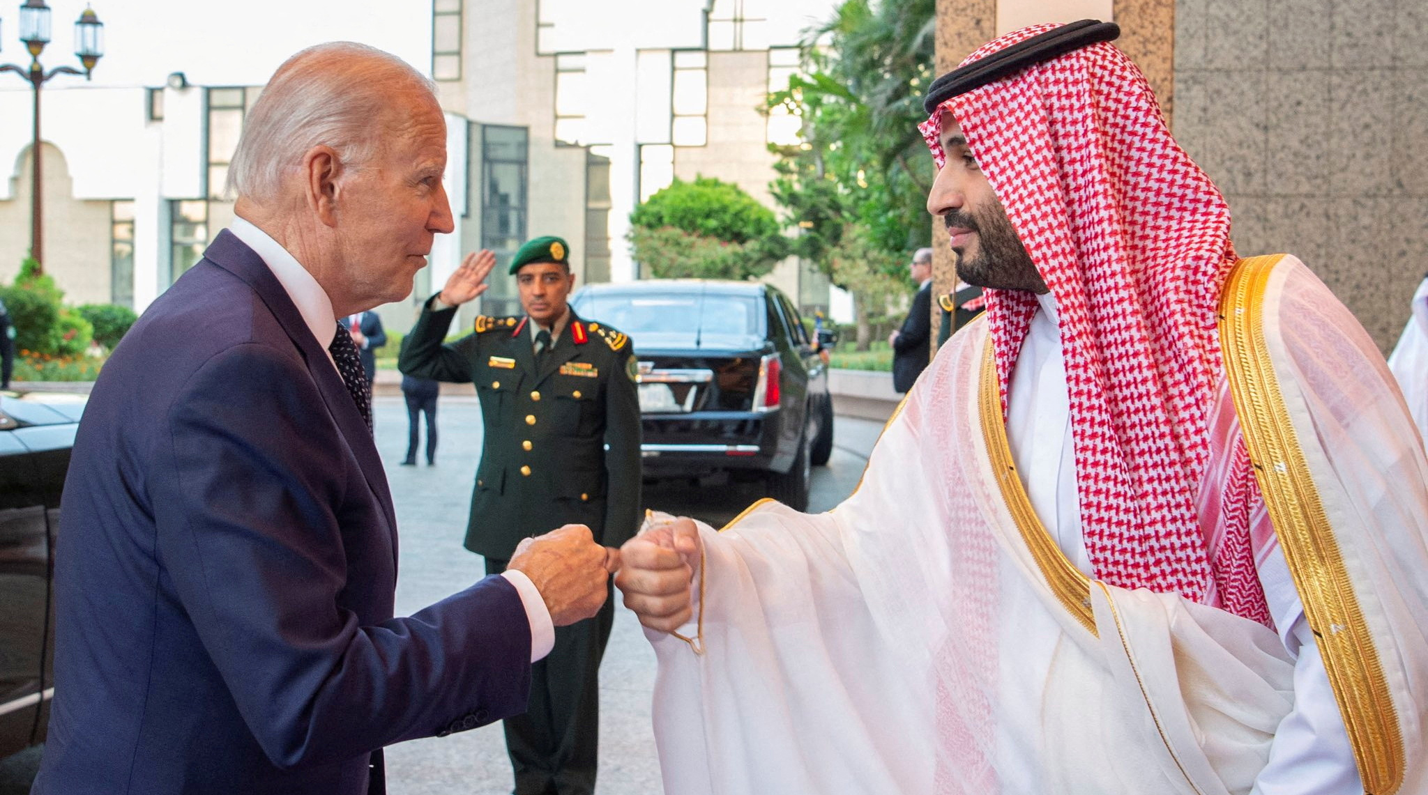 Estados Unidos revisará su relación con Arabia Saudita por el recorte de la producción de petróleo que favorece a Rusia