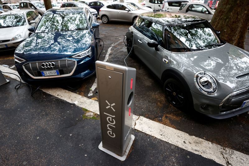 Foto de archivo de autos eléctricos conectados en un punto de carga para vehículos eléctricos en Roma, Italia (REUTERS/Guglielmo Mangiapane)