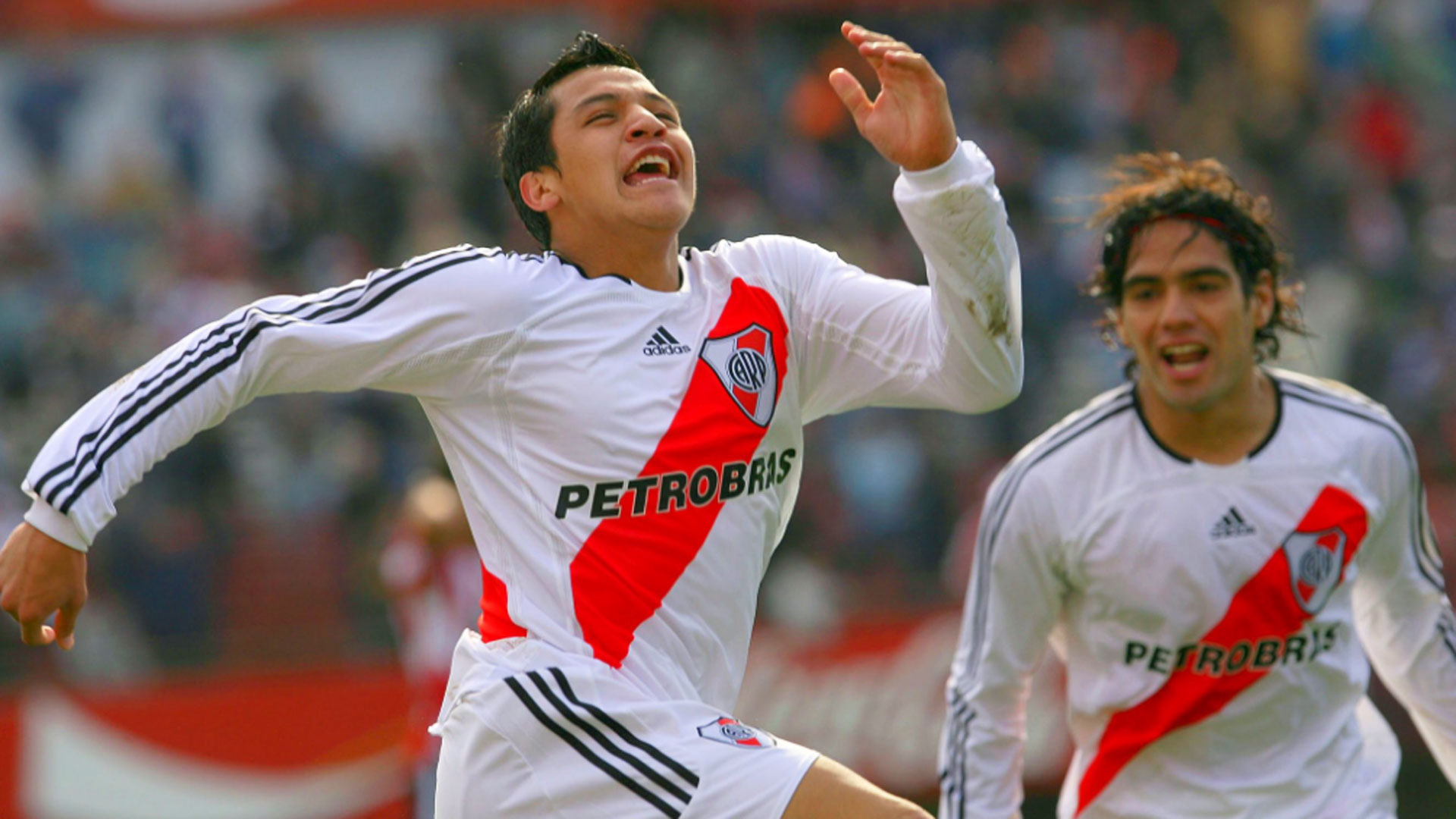 Alexis Sánchez celebra un gol en el Estadio Monumental y se une el colombiano Radamel Falcao García (@Alexis_Sanchez)