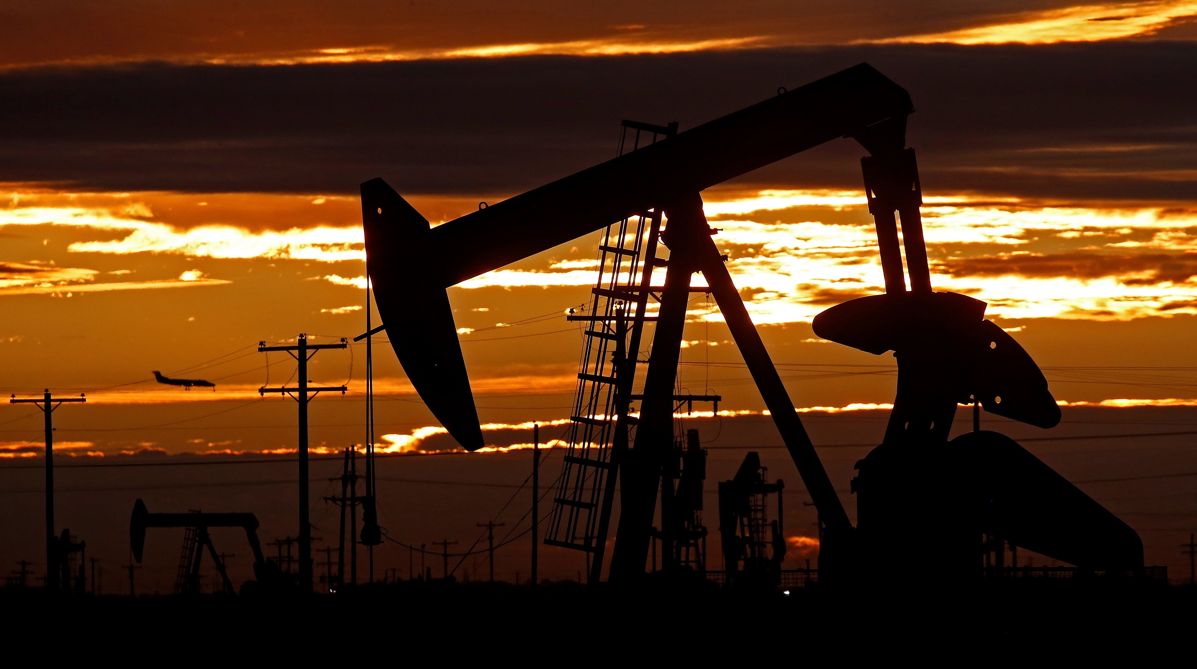 El petróleo, uno de los hidrocarburos que Petro quiere sacar del país en su transición energética. EFE/Larry W. Smith/Archivo
