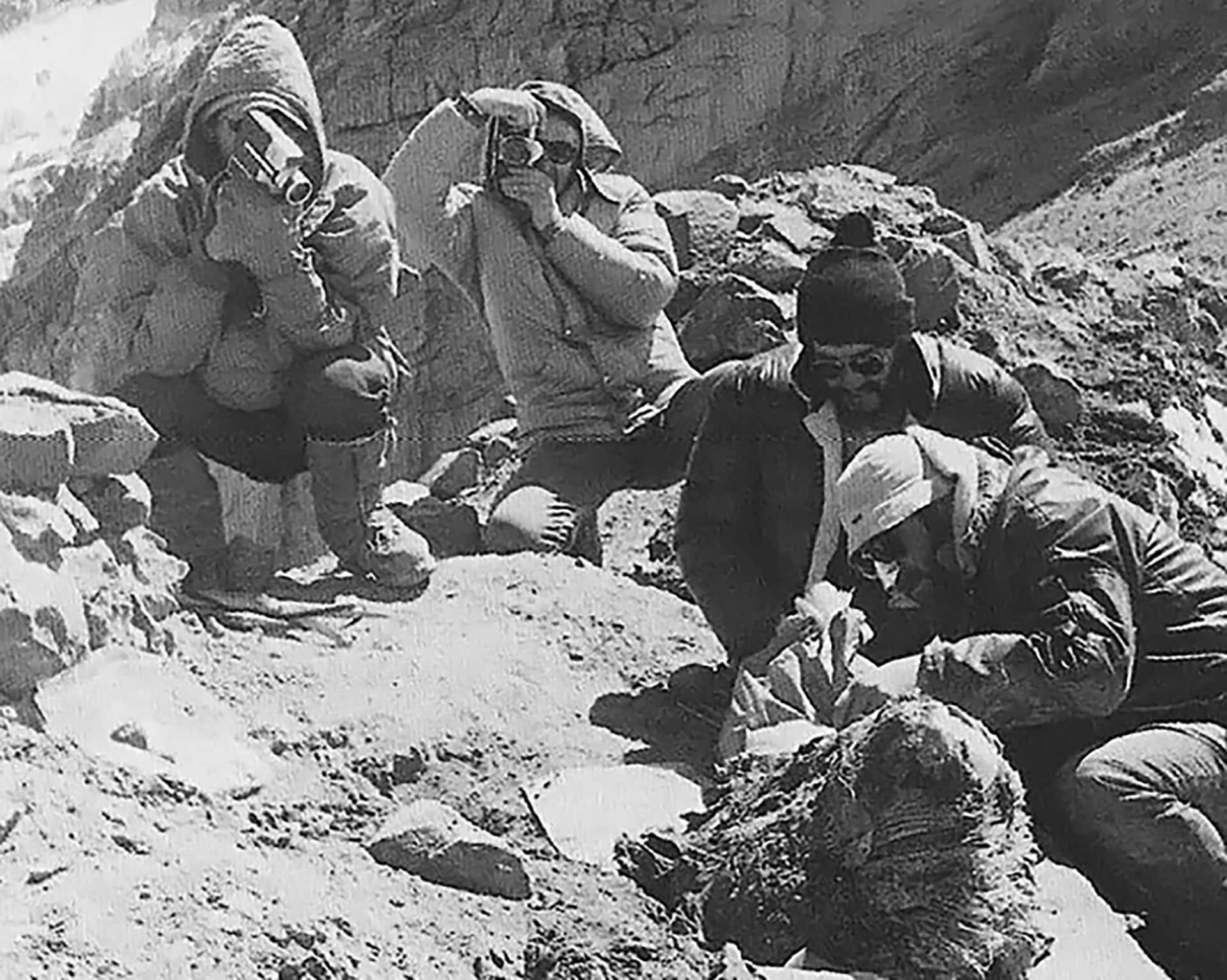 El grupo de montañistas se acercó y vieron unas plumas amarillas y negras. Era el tocado del nene sacrificado por los incas (Centro cultural de alta montaña www.culturademontania.org.ar/)