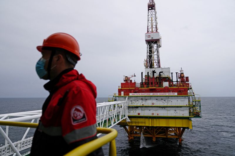 FOTO DE ARCHIVO. Un empleado trabaja en una plataforma petrolera operada por la compañía Lukoil en el campo petrolero Kravtsovskoye, en el Mar Báltico, en Rusia. 16 de septiembre de 2021. REUTERS/Vitaly Nevar