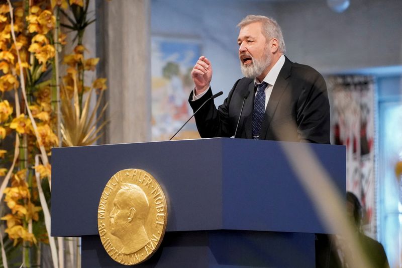 El ganador del Premio Nobel de la Paz Dmitry Muratov pronuncia un discurso