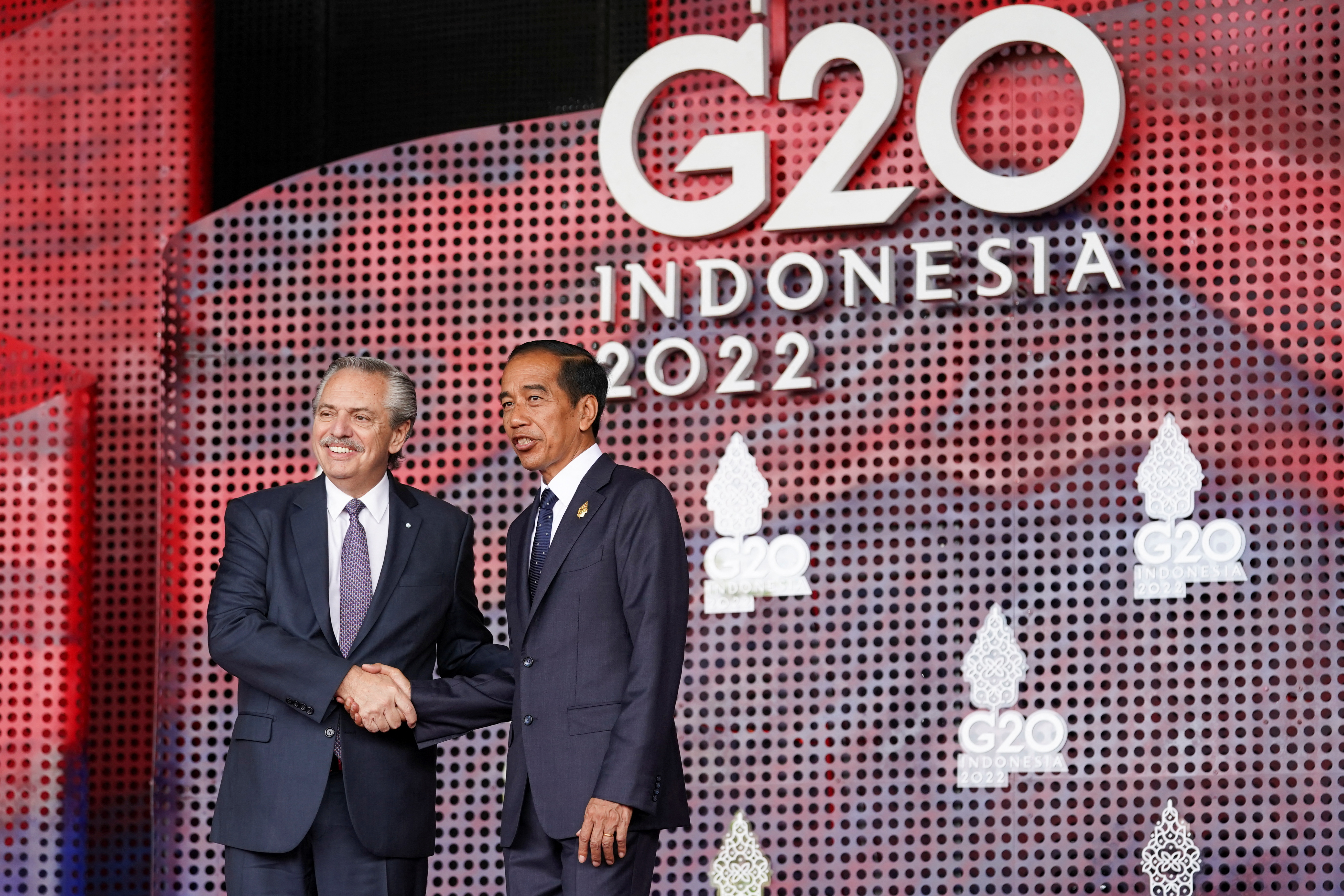 Alberto Fernández sonríe junto a Joko Widodo (presidente de Indonesia) minutos antes de descompensarse (Foto: Reuters)