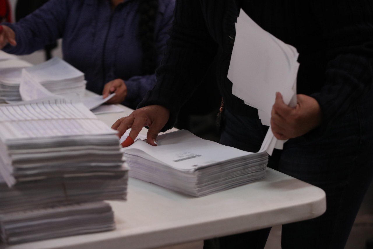 Se han verificado más de 2 millones 400 mil coinciden con la Lista Nominal de Electores, lo cual representa un 90% de las rubricas requeridas para la Revocación de Mandato (Foto: Twitter/INEMexico)