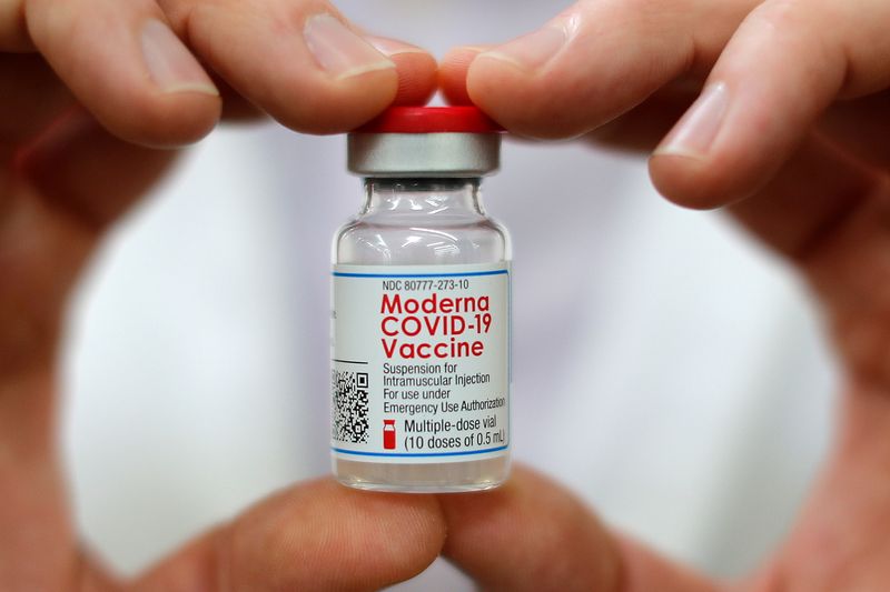 Un farmacéutico sostiene un frasco de la vacuna contra el coronavirus de Moderna en West Haven, Connecticut, Estados Unidos. El laboratorio ya prepara una nueva vacuna mejorada. REUTERS/Mike Segar