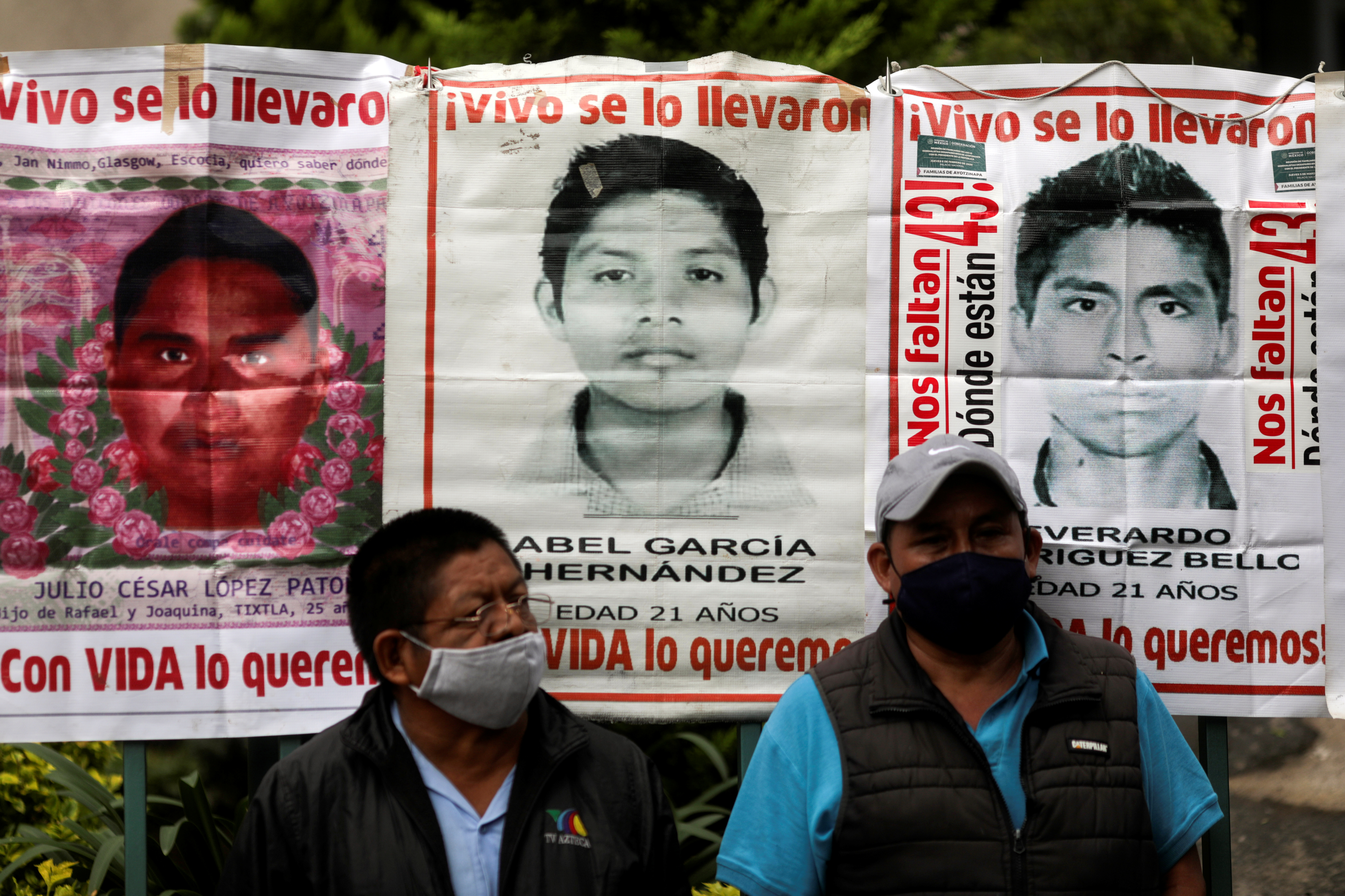 Familiares de estudiantes desaparecidos parados en frente de carteles mientras participan en una protesta frente al Consejo de la Judicatura Federal, antes del sexto aniversario de la desaparición de 43 estudiantes de la Escuela de Formación de Maestros de Ayotzinapa, en la Ciudad de México, México Septiembre 24 de febrero de 2020.