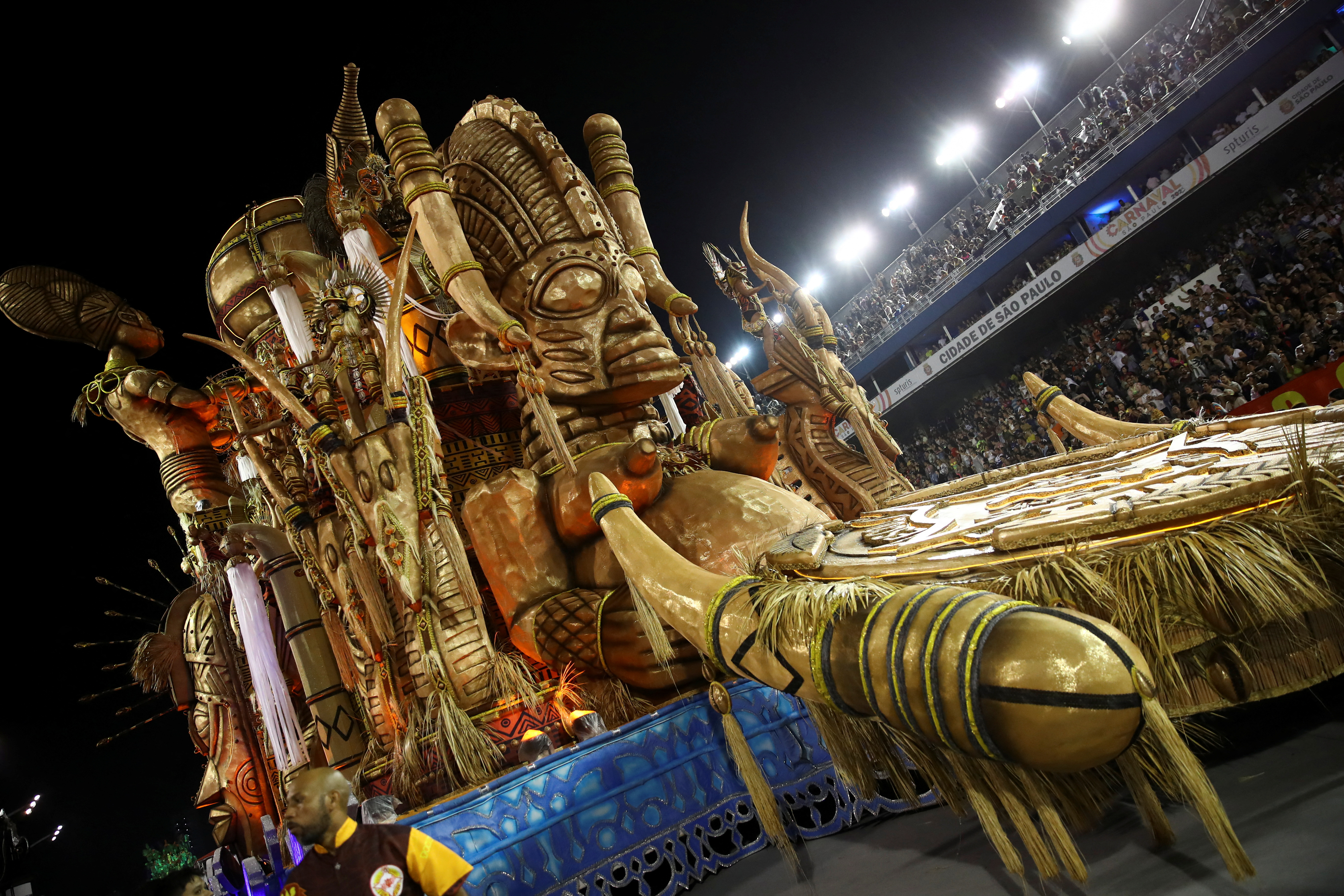 Juerguistas de la escuela Tom Maior actúan durante la primera noche del desfile de Carnaval en el Sambódromo Anhembi en Sao Paulo, Brasil 18 de febrero 2023. REUTERS/Carla Carniel