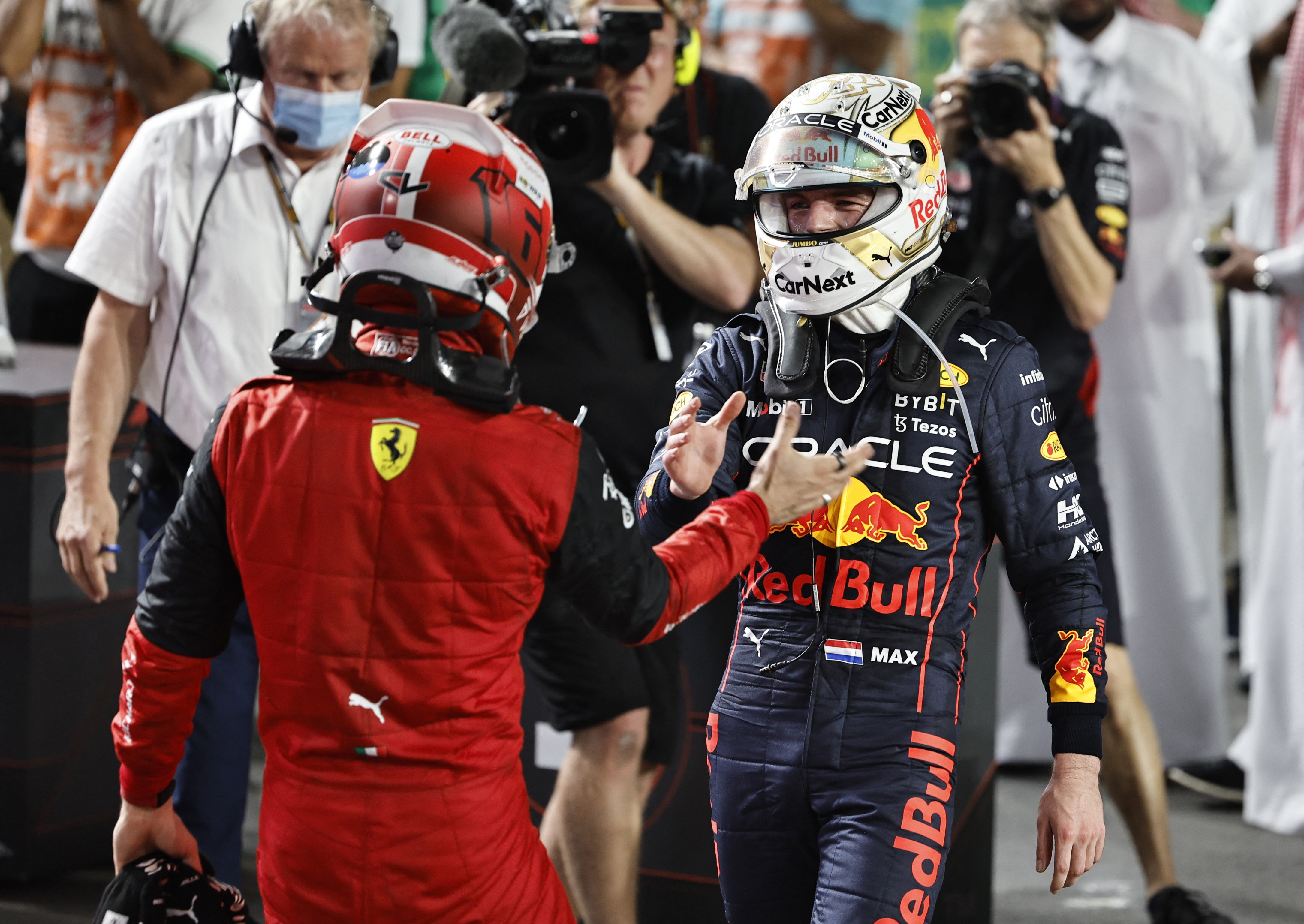 El saludo entre Max Verstappen y Charles Leclerc tras la carrera (REUTERS/Hamad I Mohammed)