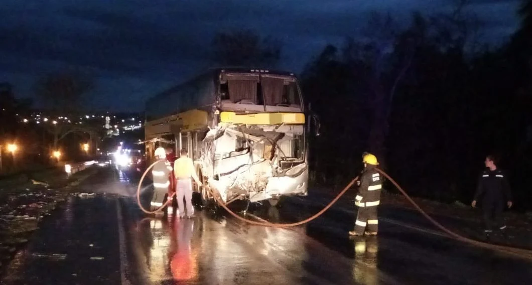 Brutal choque entre un cami&oacute;n y un micro que llevaba turistas a las Cataratas del Iguaz&uacute;: hay m&aacute;s de 40 heridos