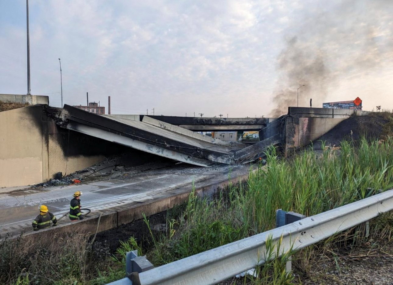 Una vista general muestra el colapso parcial de la Interestatal 95 después de un incendio debajo de un paso elevado en Filadelfia, Pensilvania, EE. UU., 11 de junio de 2023. Oficina de Manejo de Emergencias de la Ciudad de Filadelfia/Folleto vía REUTERS