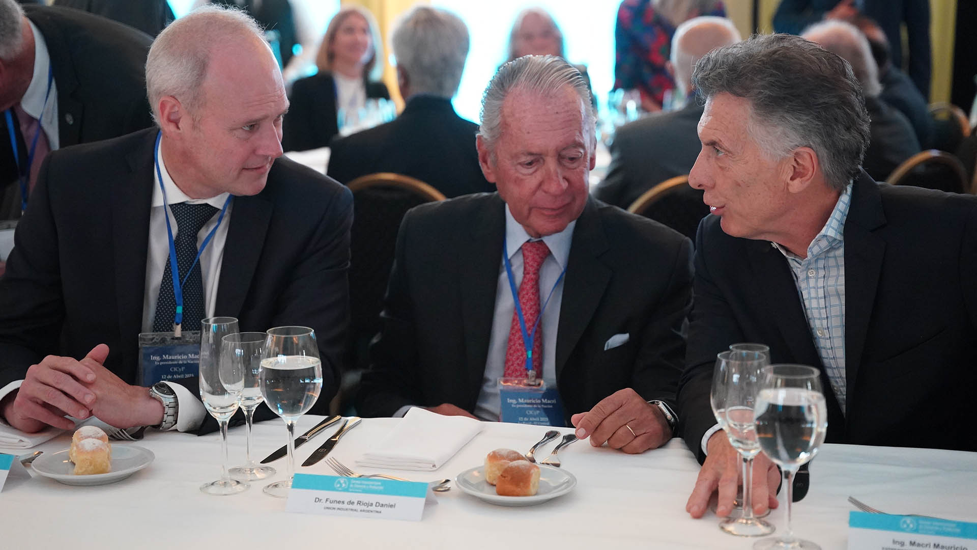 Mauricio Macri, en la mesa principal, con Javier Bolzico y Daniel Funes de Rioja