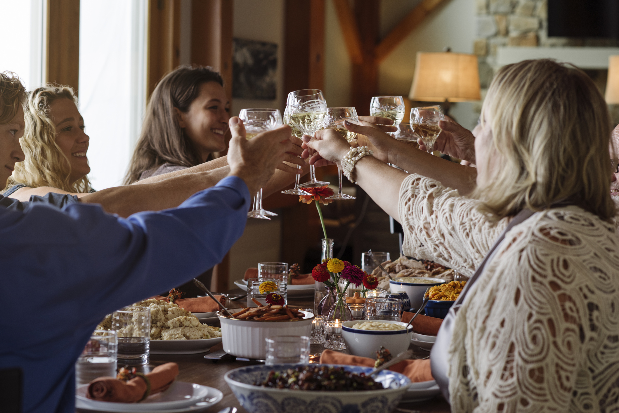 Las familias se juntan para celebrar la tradicional fiesta, pero también se puede disfrutar de Thanksgiving en muchos restaurantes. (Andrew Zaeh/Getty Images)