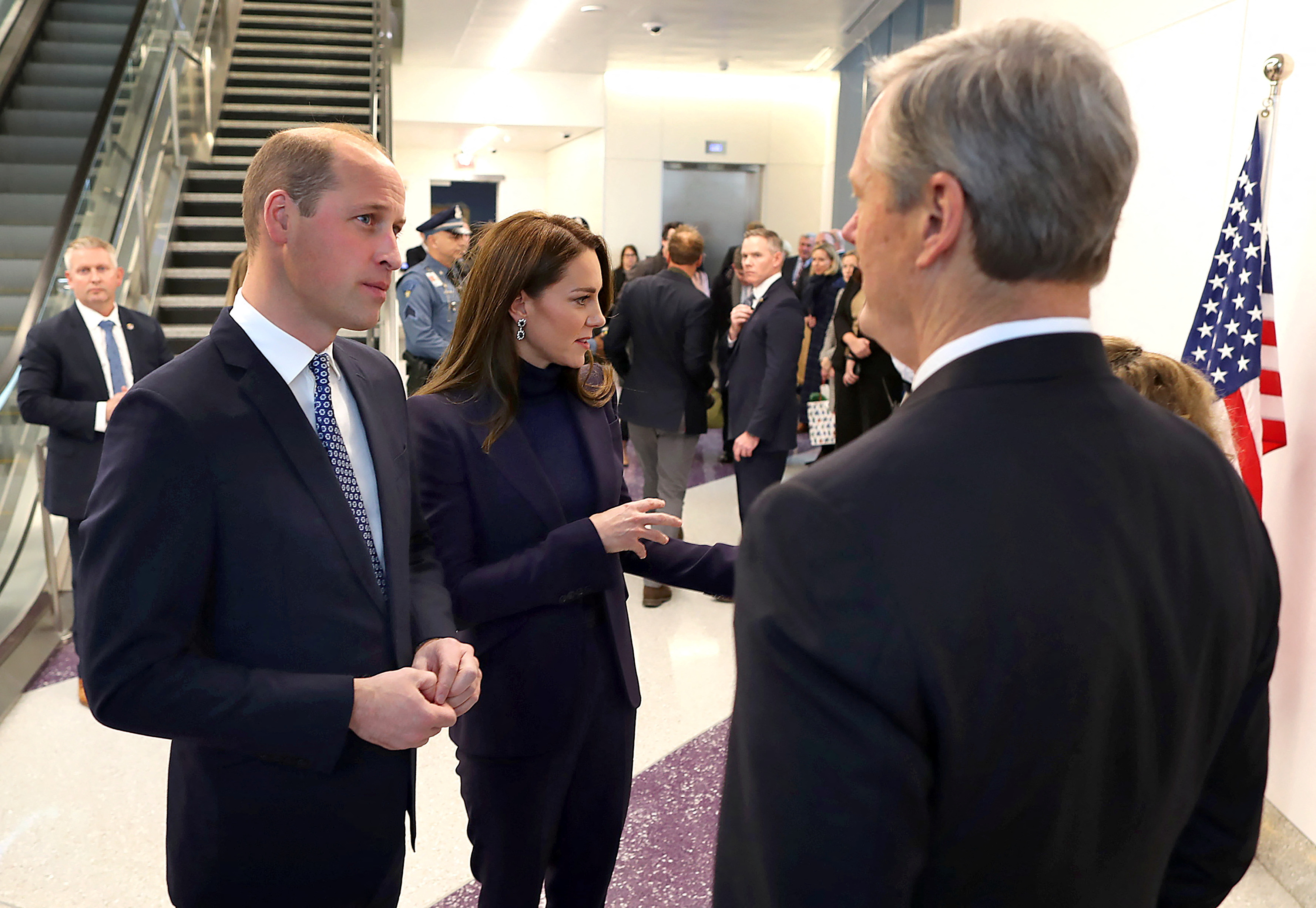 William y Kate son recibidos por el gobernador de Massachusetts, Charlie Baker, en el aeropuerto de Logan, Boston, el 30 de noviembre de 2022 (John Tlumacki/REUTERS)