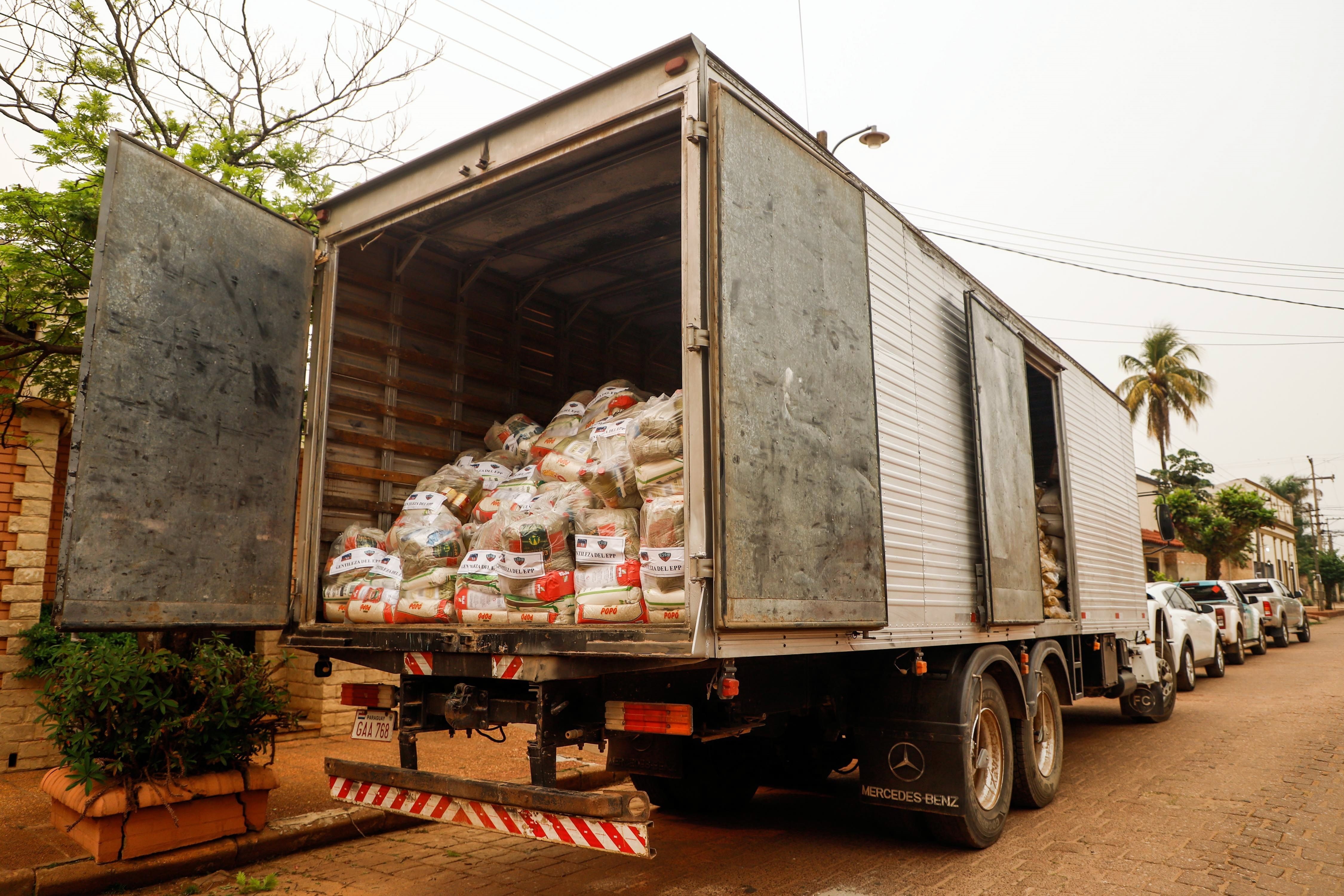 Un camión cargado con víveres, que la familia del secuestrado ex vicepresidente entregó a comunidades del norte paraguayo, como exigencia de los guerrilleros (EFE/Nathalia Aguilar)
