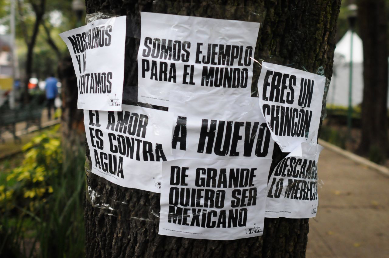 CIUDAD DE MÉXICO, 29SEPTIEMBRE2017.- Cubetas con las que sacaron toneladas de escombros en los edificios colapsados de las colonias Roma y Condesa se observan en el Parque España de la colonia Condesa. FOTO: DIEGO SIMÓN SÁNCHEZ /CUARTOSCURO.COM
