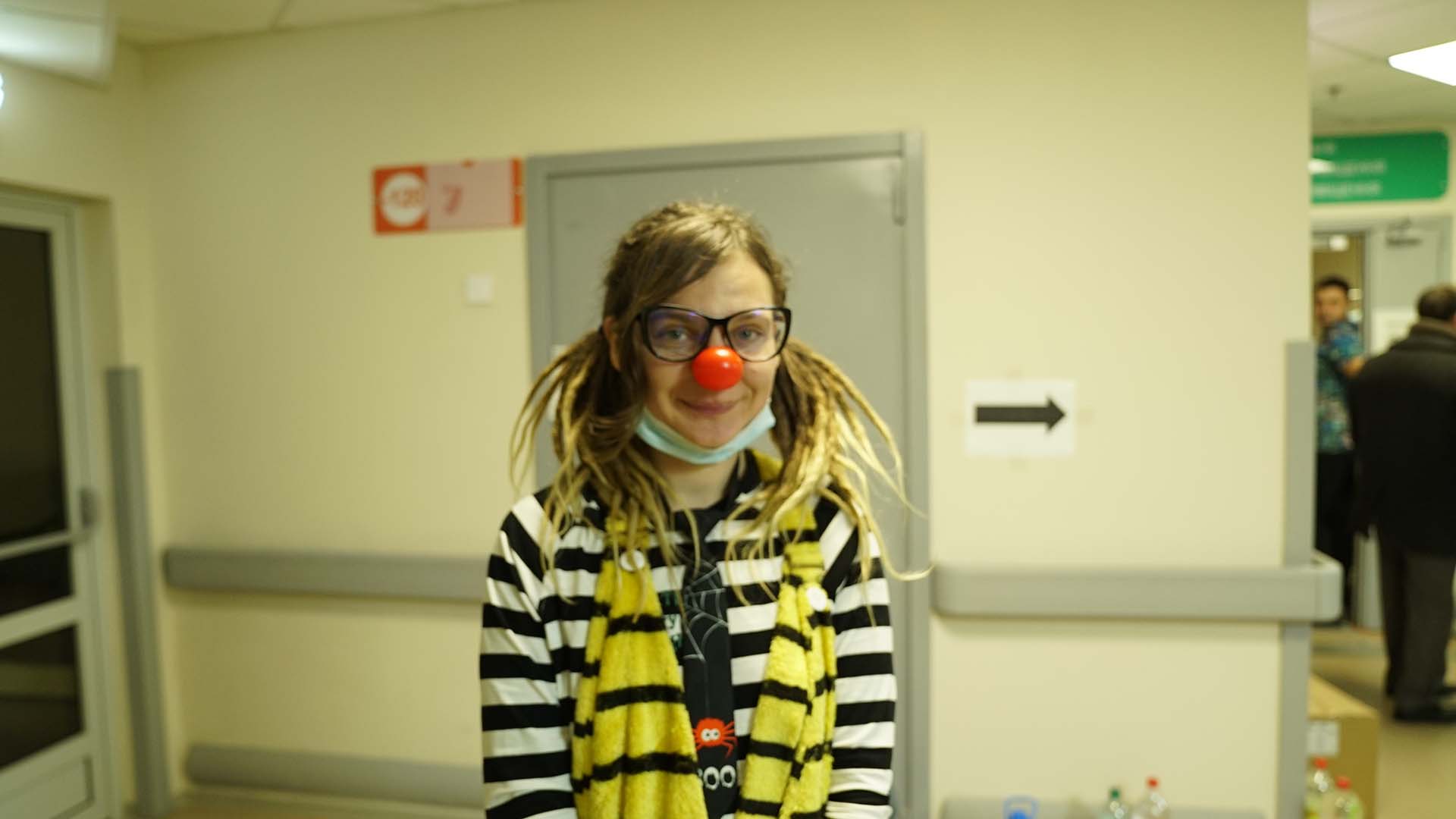Una de las actividades principales de las clown en el hospital es jugar a las escondidas. Dicen que gracias a eso los chicos se amigan con el hecho de vivir bajo tierra