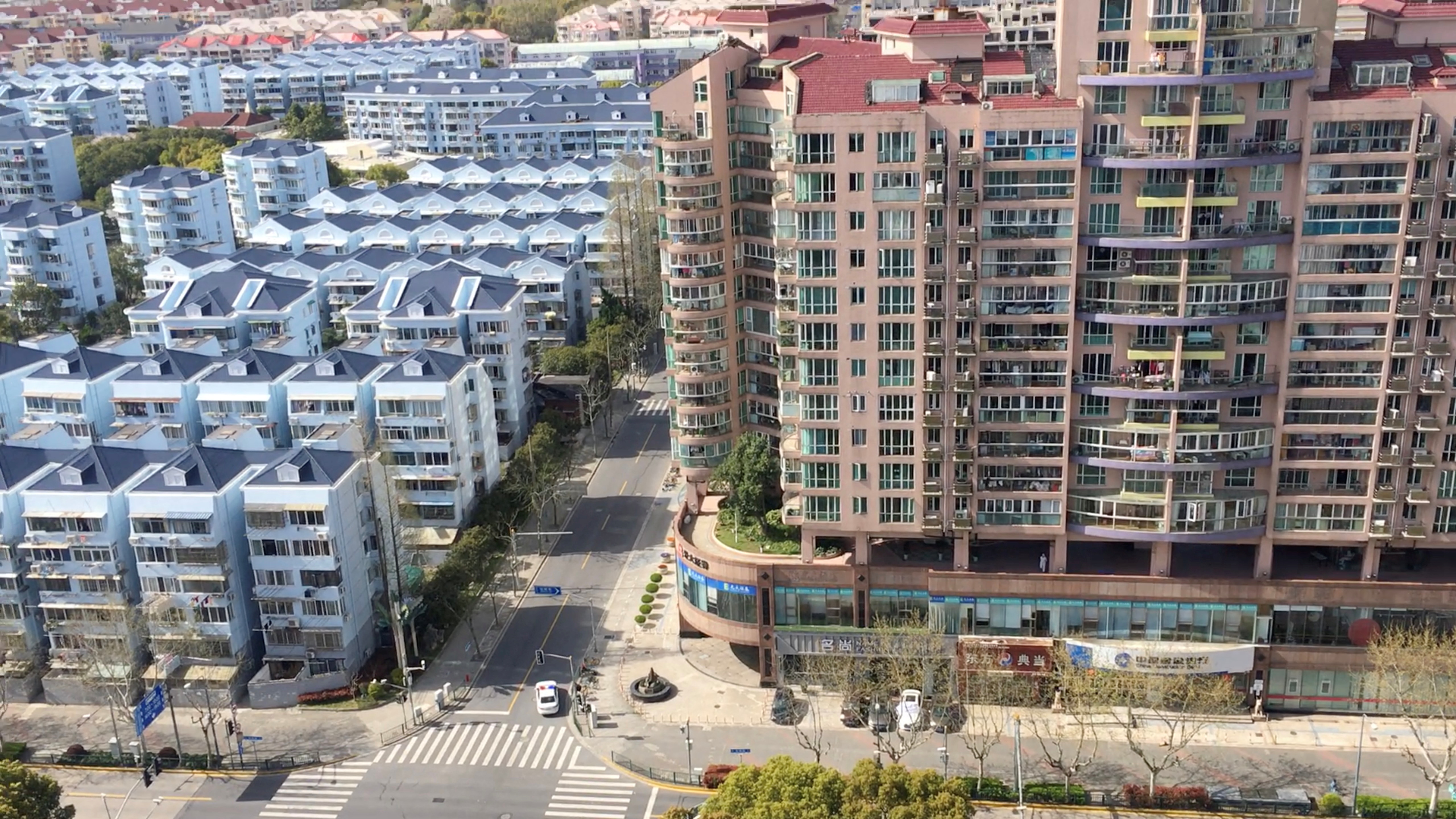Una vista muestra una calle desierta junto a edificios residenciales durante un cierre en el área de Pudong para frenar la propagación de la enfermedad coronavirus (COVID-19) en Shanghái, China. Marek Narozniak/via REUTERS