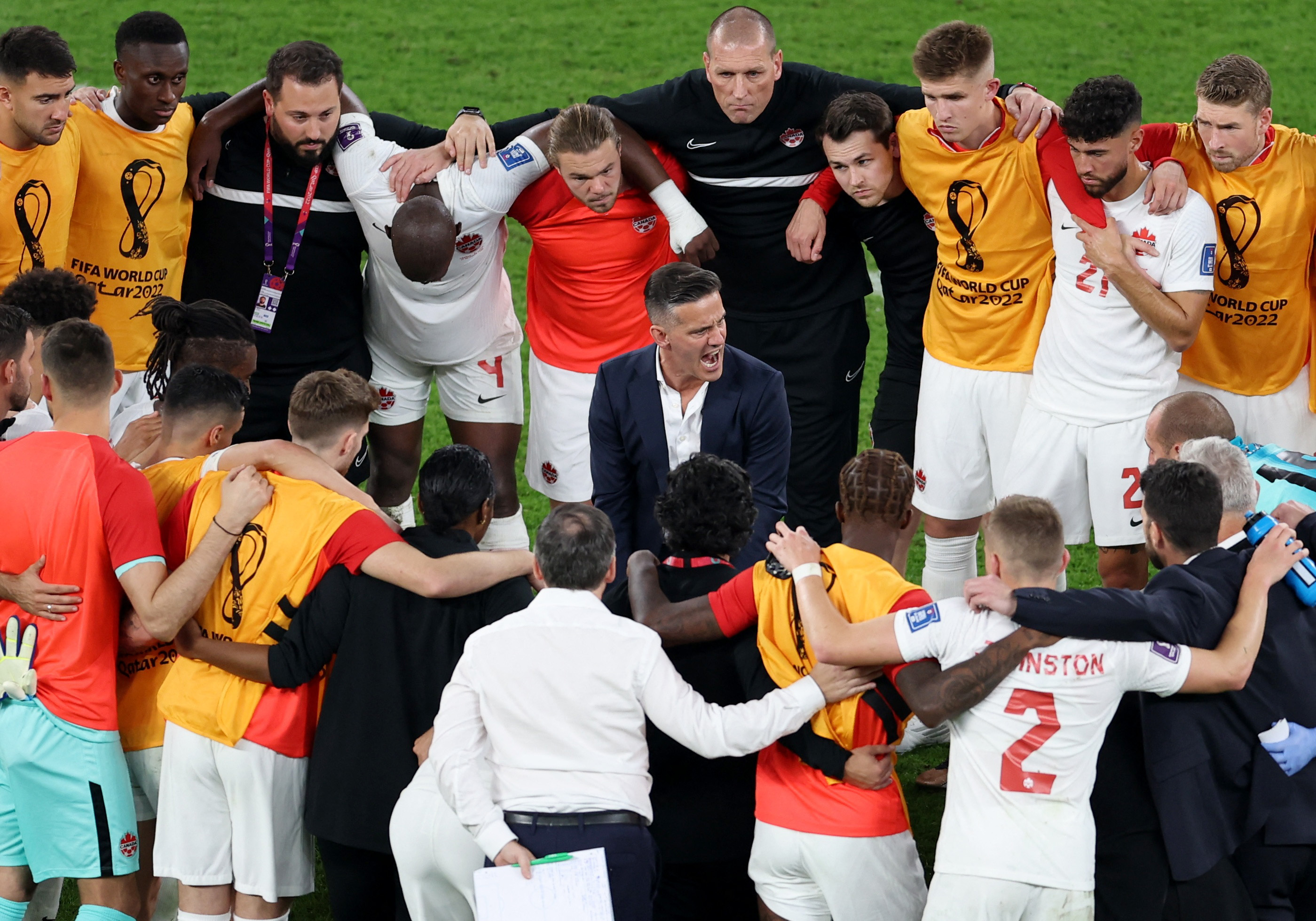 John Herdman en una charla con sus jugadores (REUTERS/Molly Darlington)