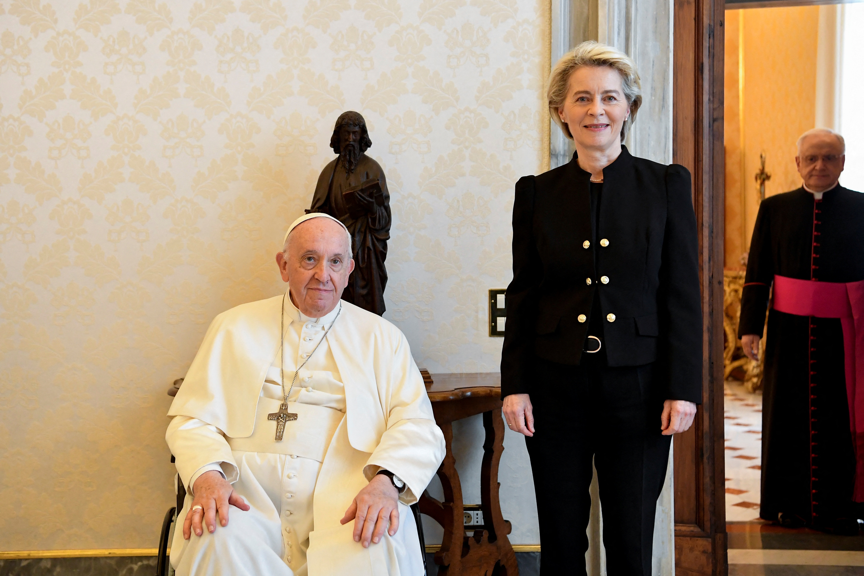 El papa Francisco se reúne con la presidenta de la Comisión Europea, Ursula von der Leyen, en el Vaticano el 10 de junio de 2022. Vatican Media/Handout via REUTERS