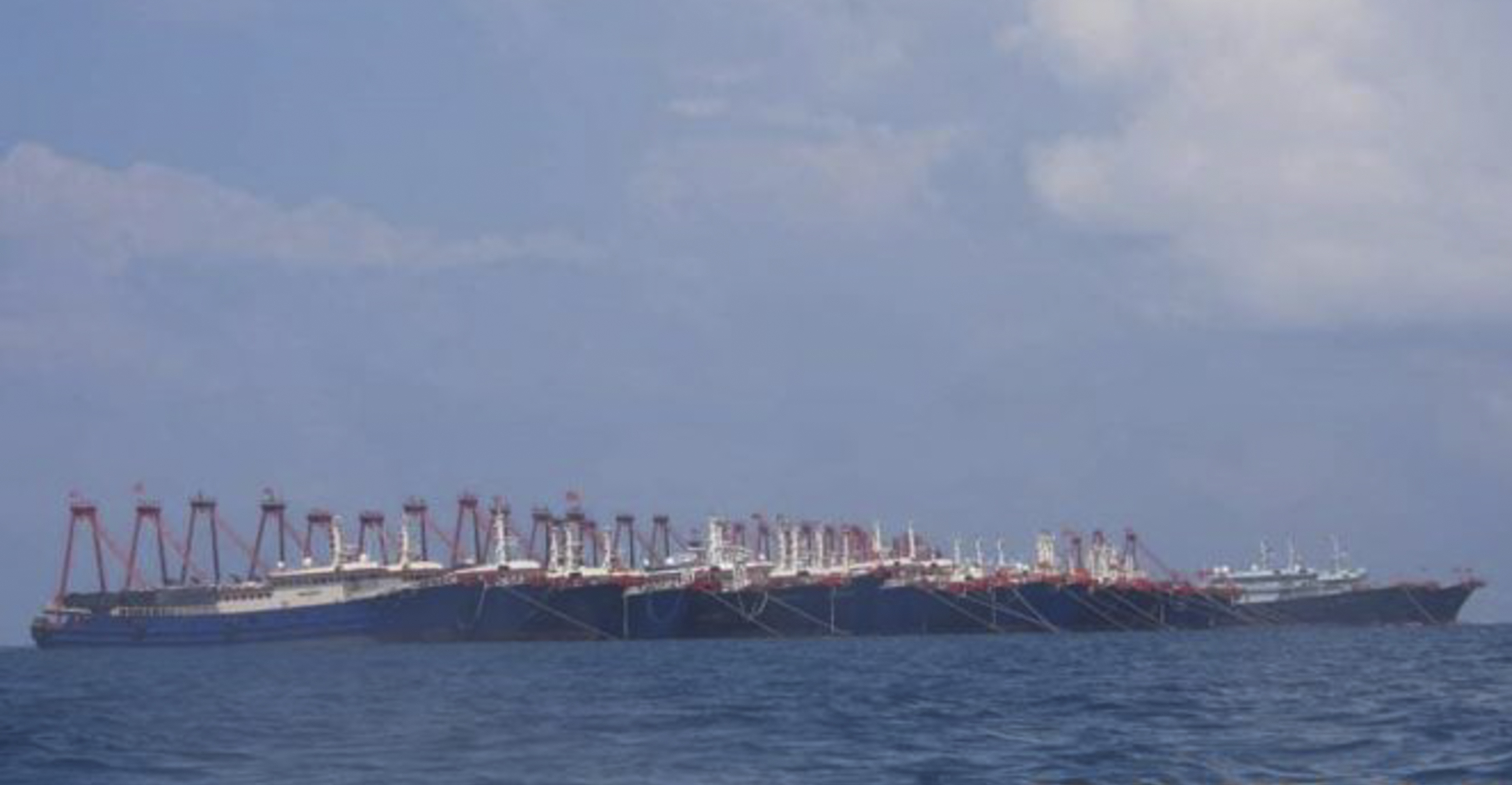Barcos chinos vistos merodeando en la zona exclusiva de las aguas filipinas (Philippine Coast Guard/National Task Force-West Philippine Sea via AP)