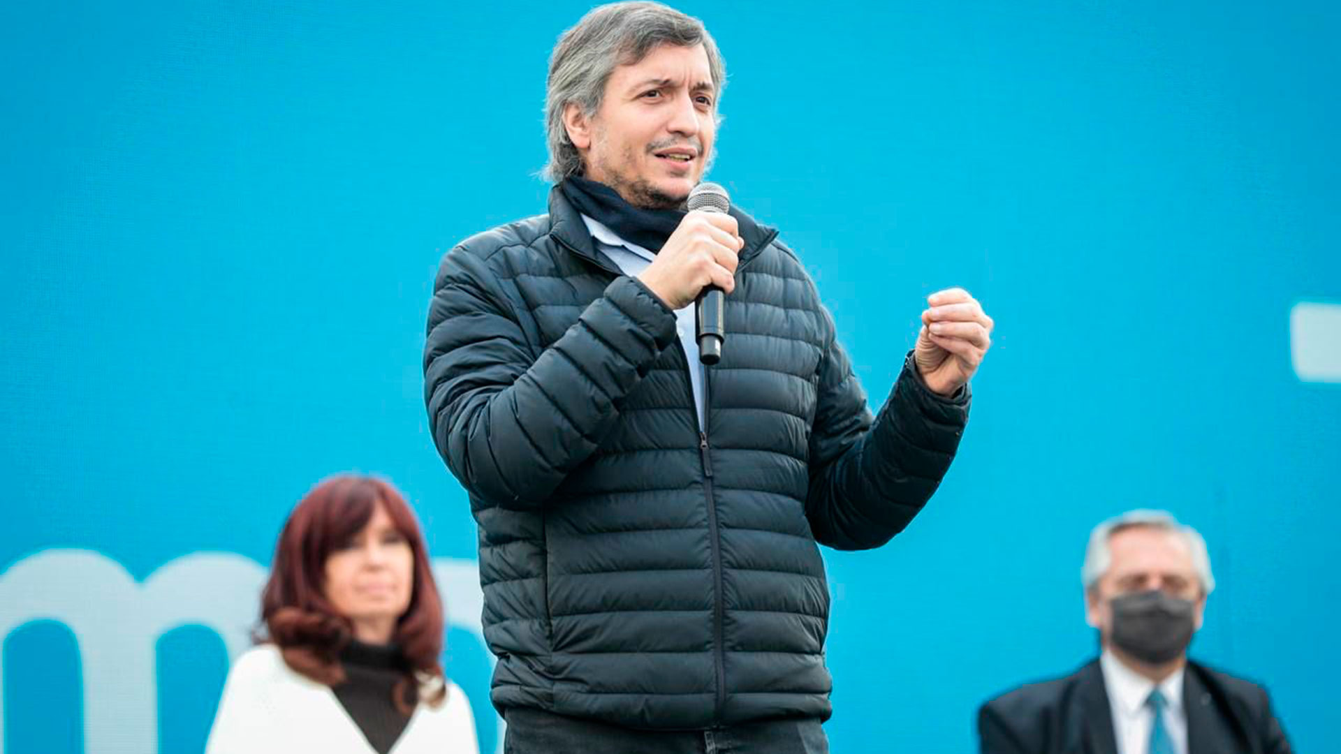 Máximo Kirchner (en primer plano), y Cristina Fernández de Kirchner y Alberto Fernández durante un acto partidario