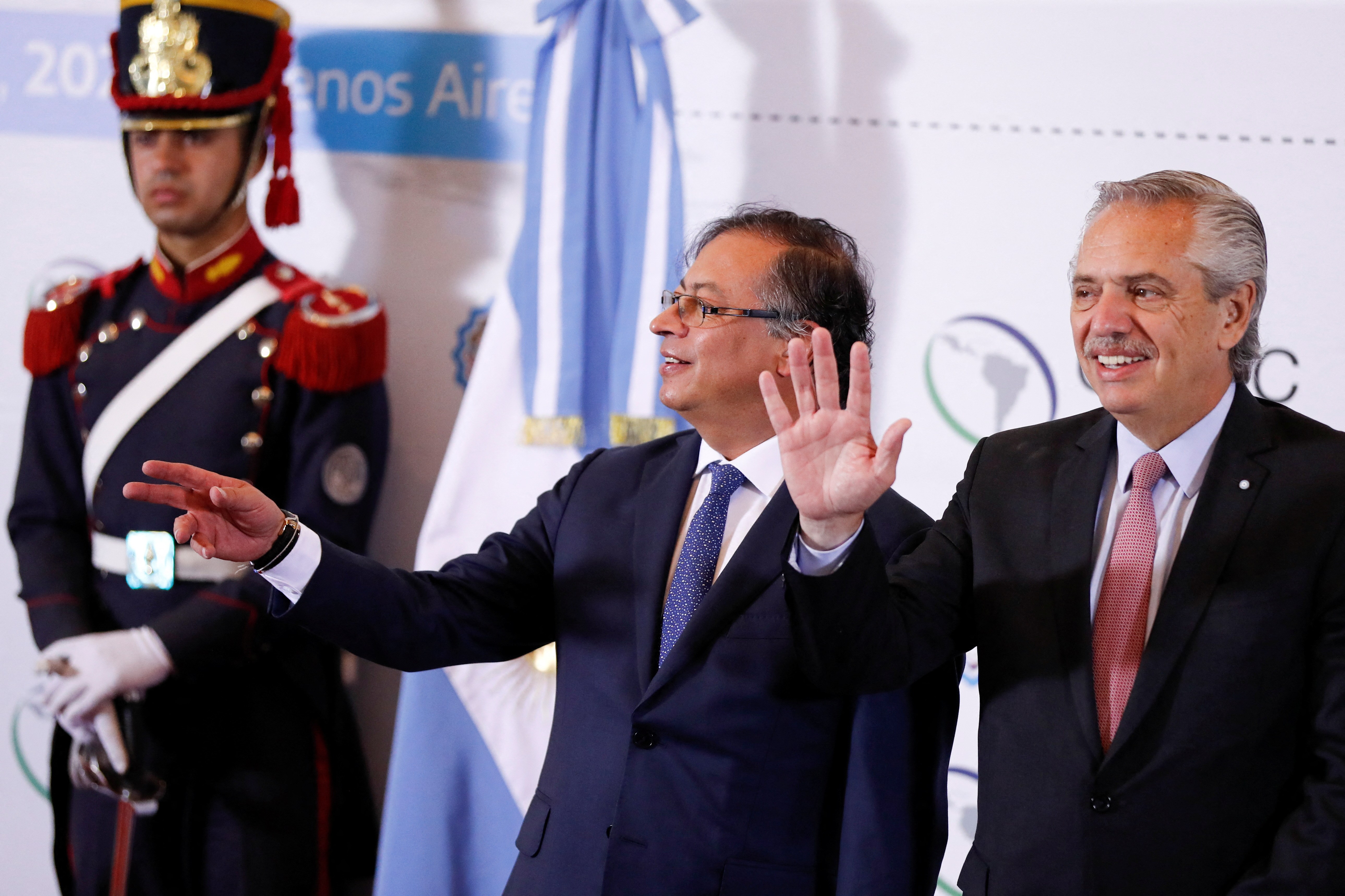 Alberto Fernandez junto al presidente colombiano Gustavo Petro (Foto: REUTERS/Agustin Marcarian)