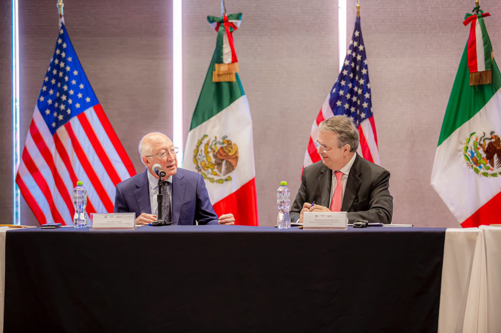 Ken Salazar y Marcelo Ebrard se reunieron en Tijuana (Foto: Twitter/@USAmbMex)