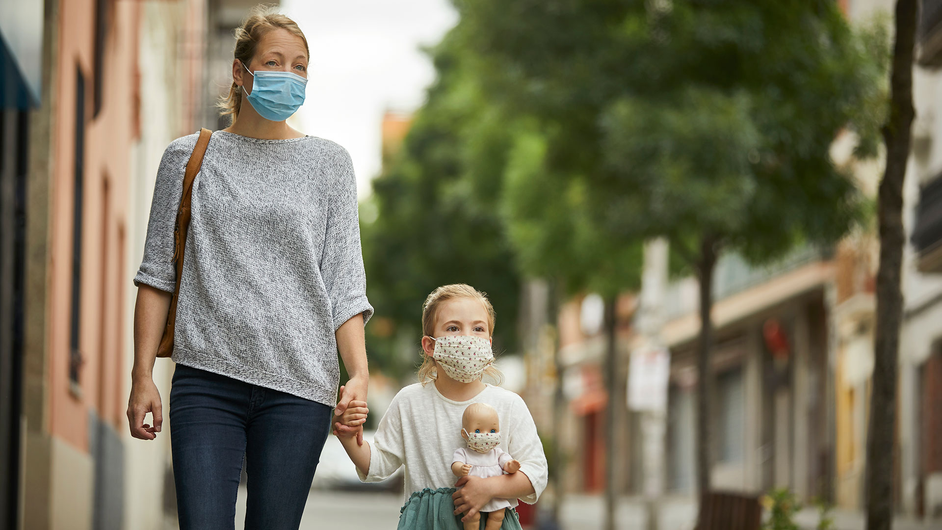 Los niños son dependientes de sus padres, por lo tanto, el impacto que la pandemia tendrá en los menores va a depender de cómo los padres transiten esta situación traumática (Getty Images)