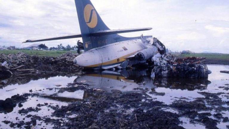 El vuelo SAN 832 tenía que cumplir la ruta Guayaquil- Quito, pero los dos motores fallaron apenas despegó de la pista. (Twitter/ Eduardo Arcos).